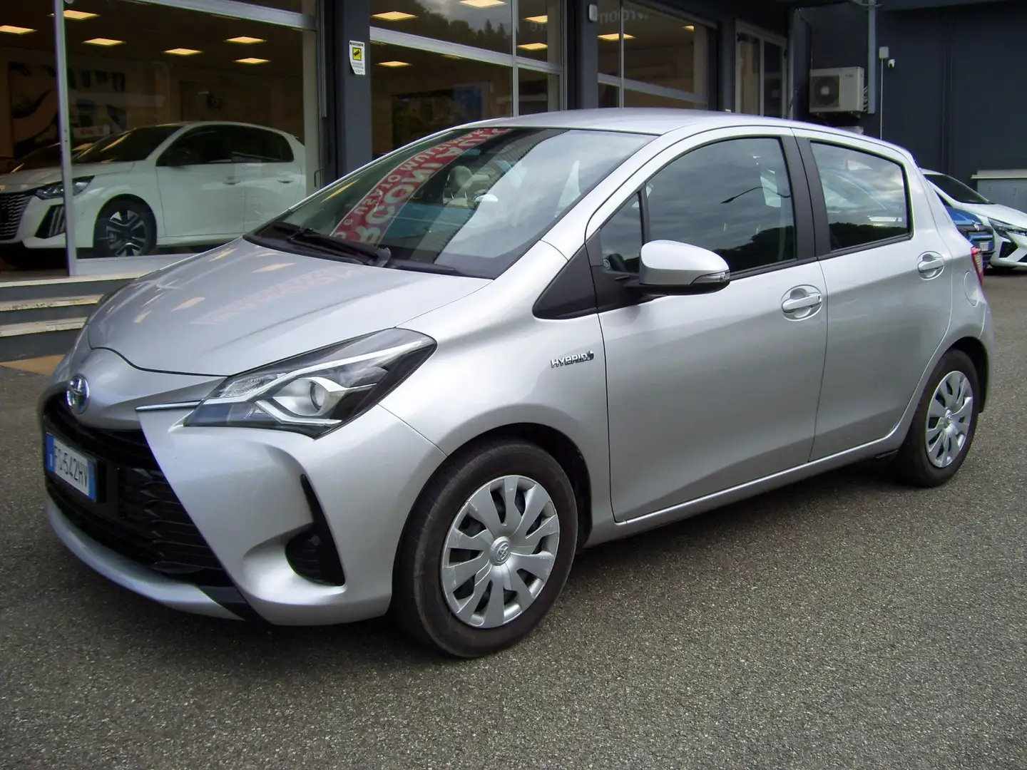 Toyota Yaris III 2017 5p 1.5h Active my18 Argent - 1