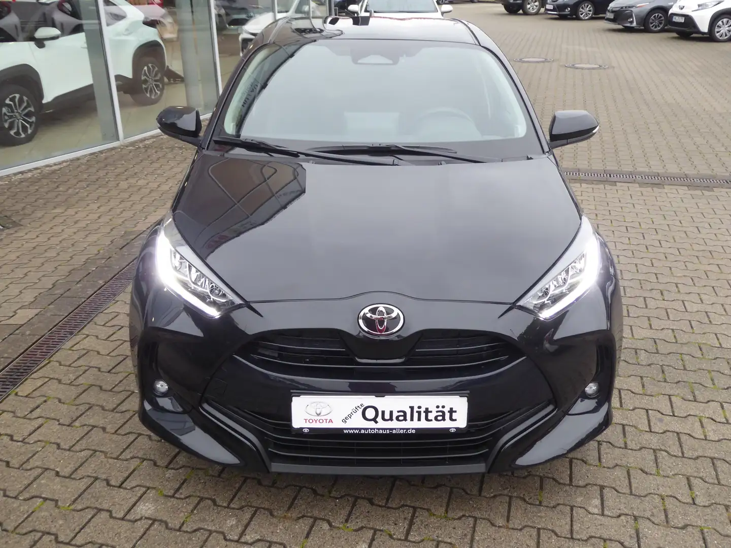 Toyota Yaris 1.5Hybrid Teamplayer+Comfort-Paket Schwarz - 2