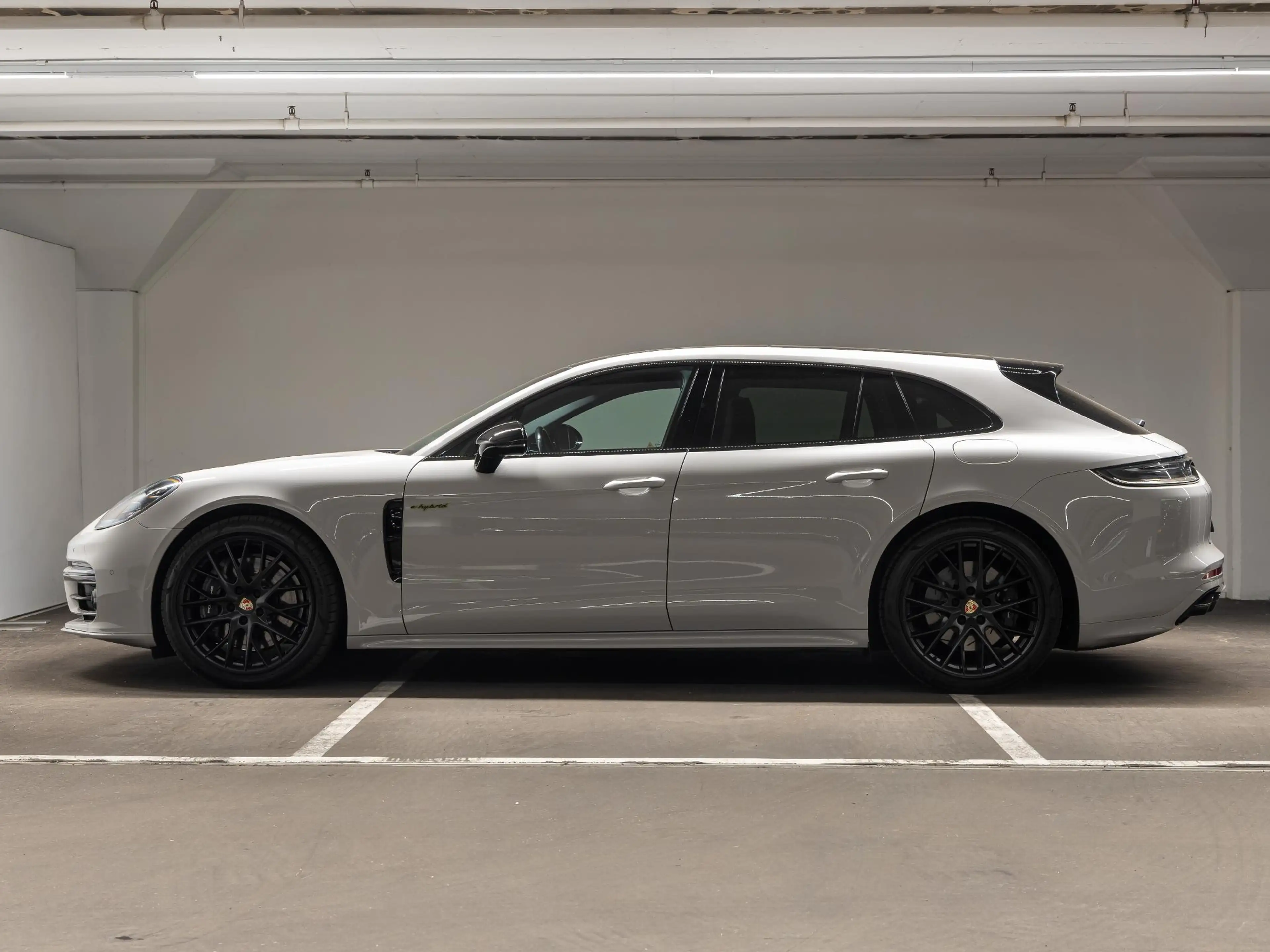 Porsche Panamera Sport Turismo 4 E-Hybrid — photo 2