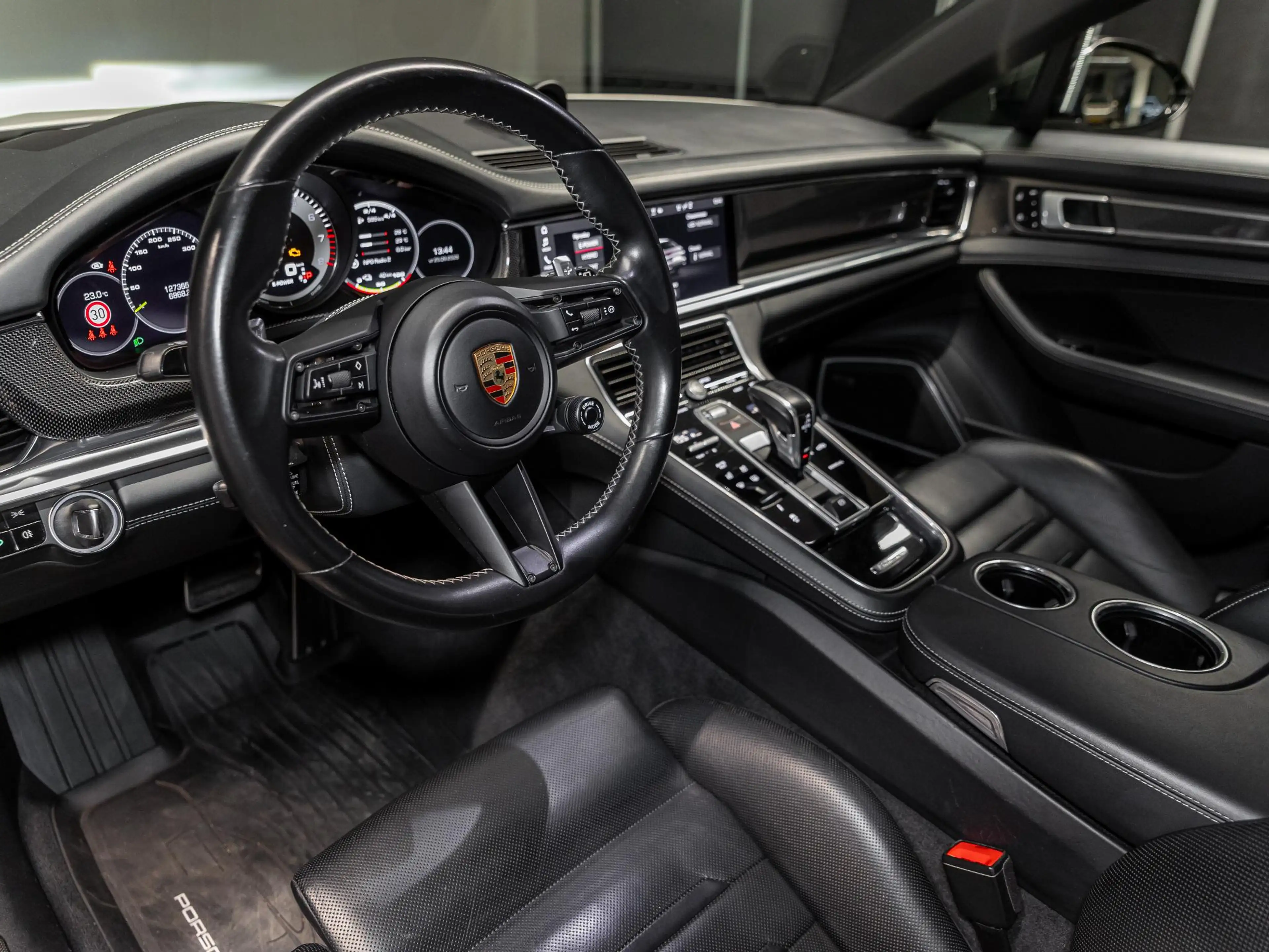Porsche Panamera Sport Turismo 4 E-Hybrid — photo 10
