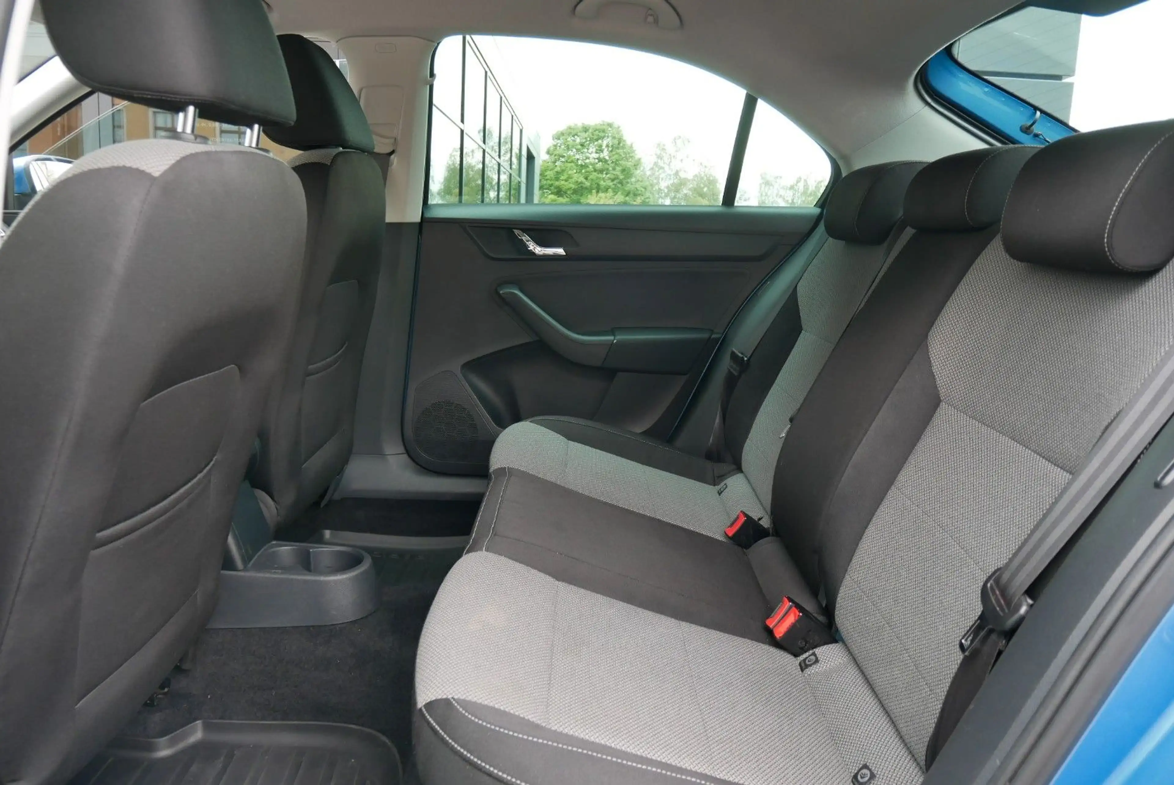 Skoda Rapid/Spaceback Limousine 1.6 TDI Elegance AHK PDC 16"Alu — photo 14