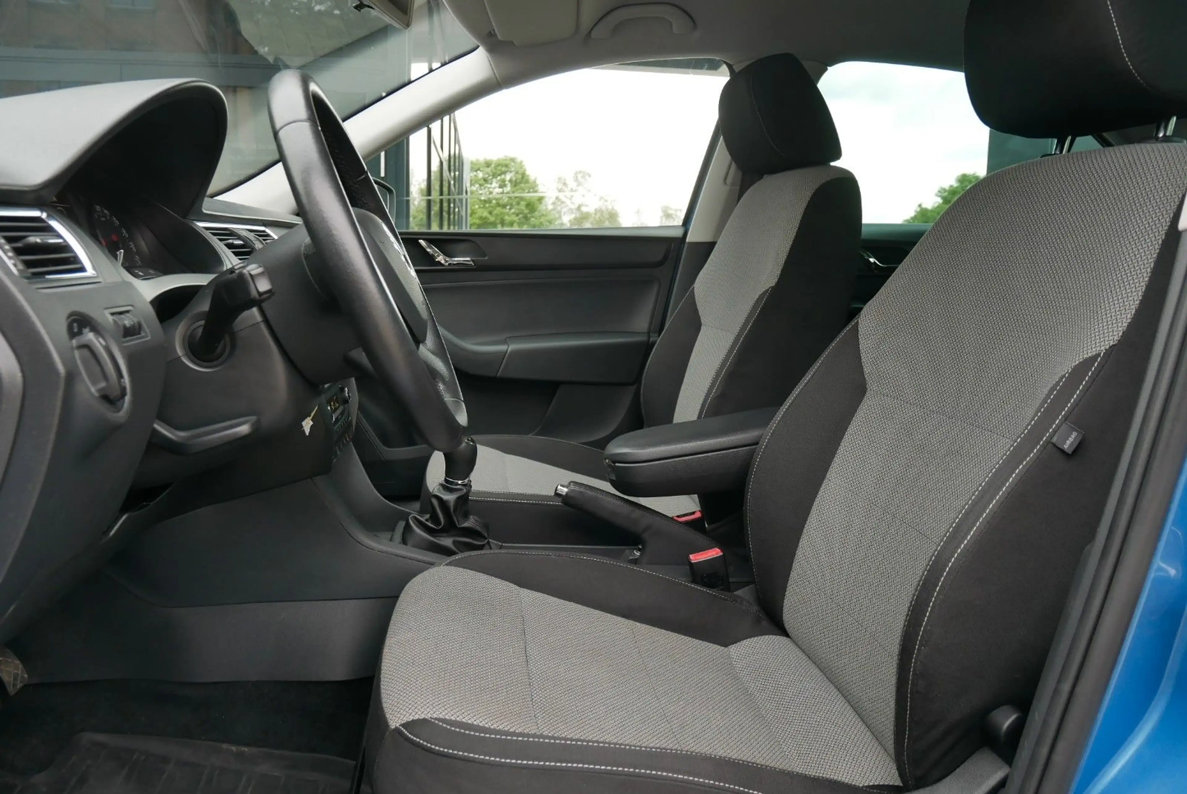 Skoda Rapid/Spaceback Limousine 1.6 TDI Elegance AHK PDC 16"Alu — photo 9