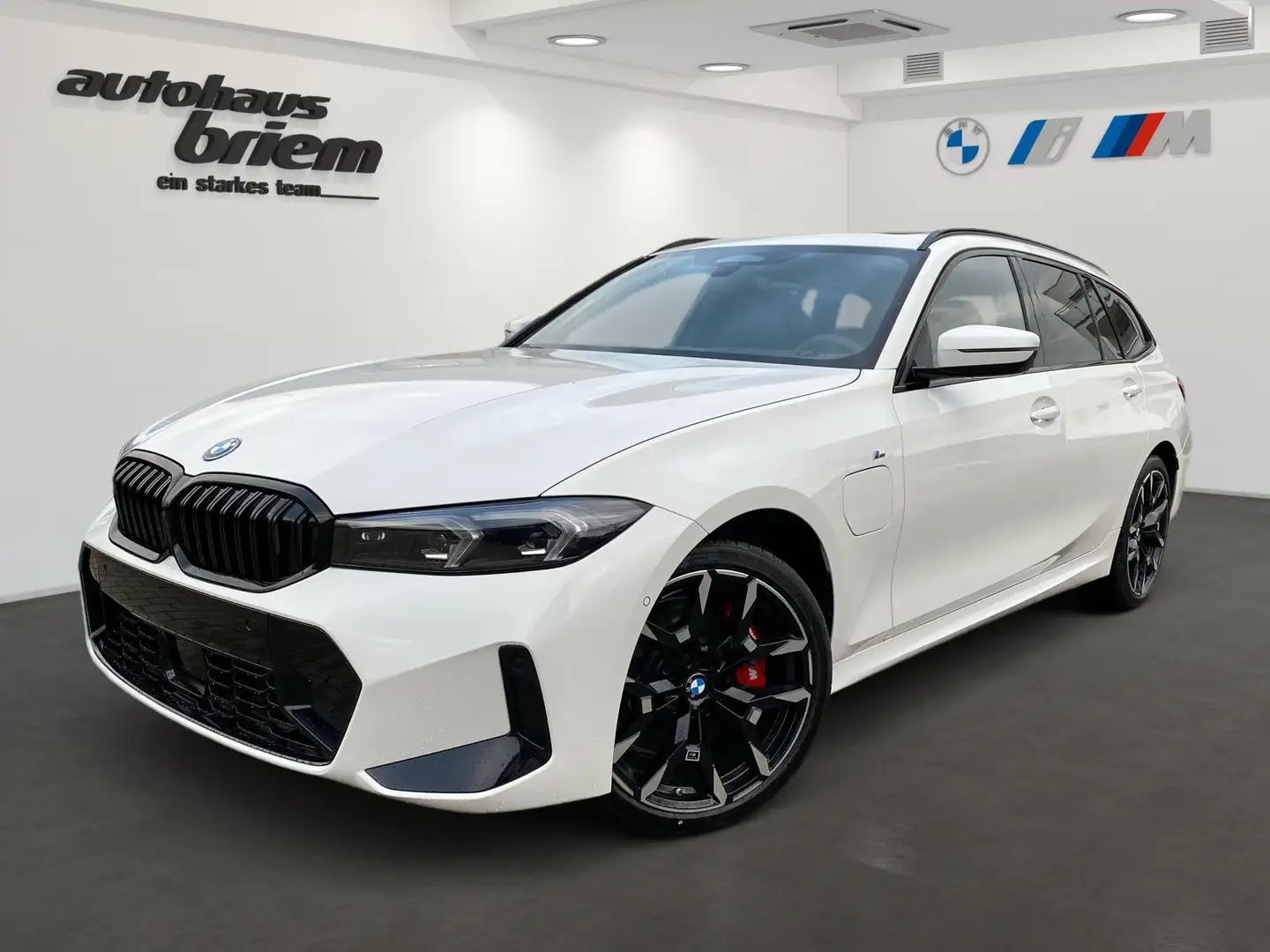 BMW 330 e xDrive Touring, M Sportpaket, LAGERAKTION Bílá - 1