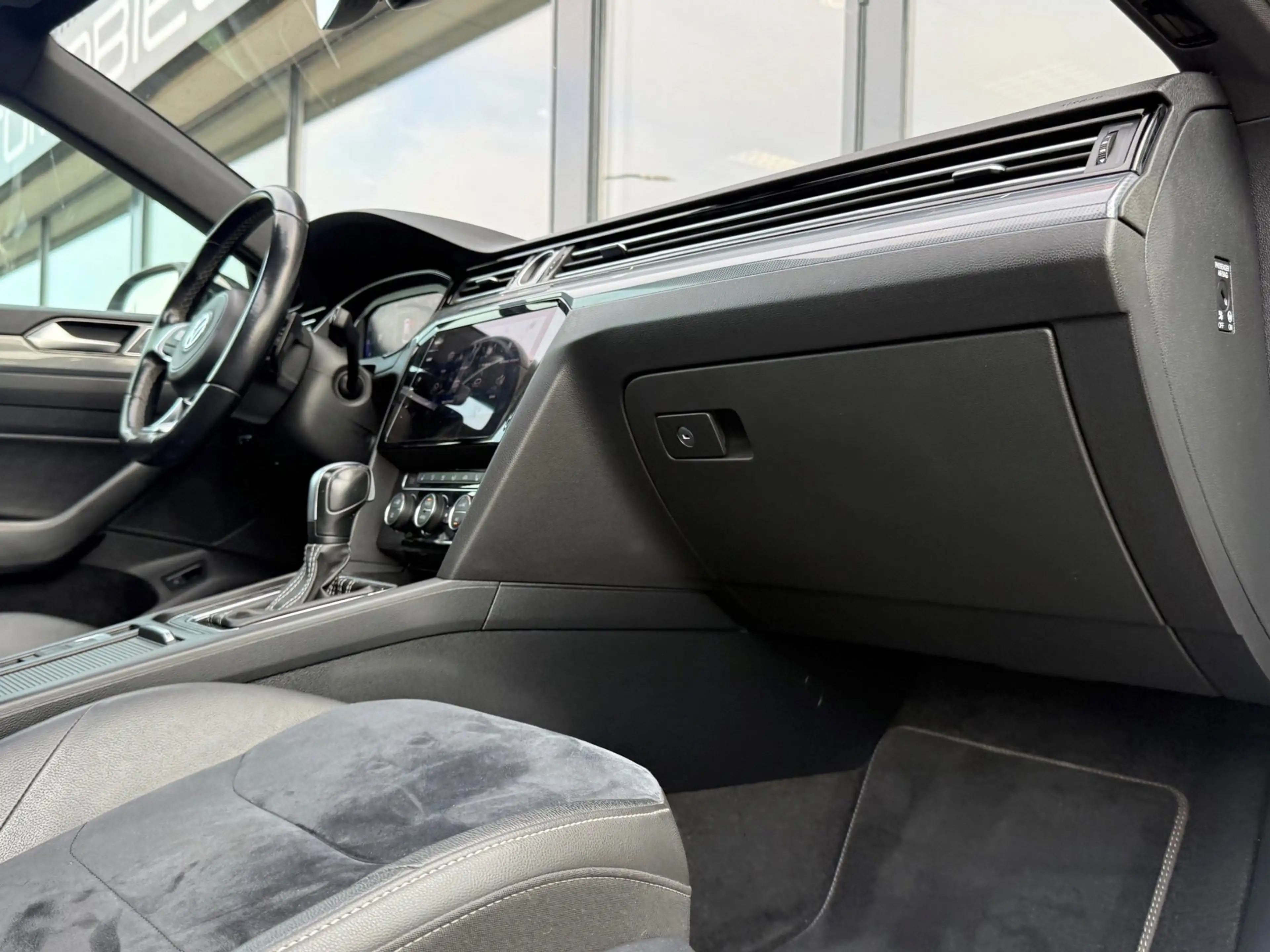Volkswagen Arteon 2.0 TSI R Line Virtual Pano Keyless Camera — photo 17