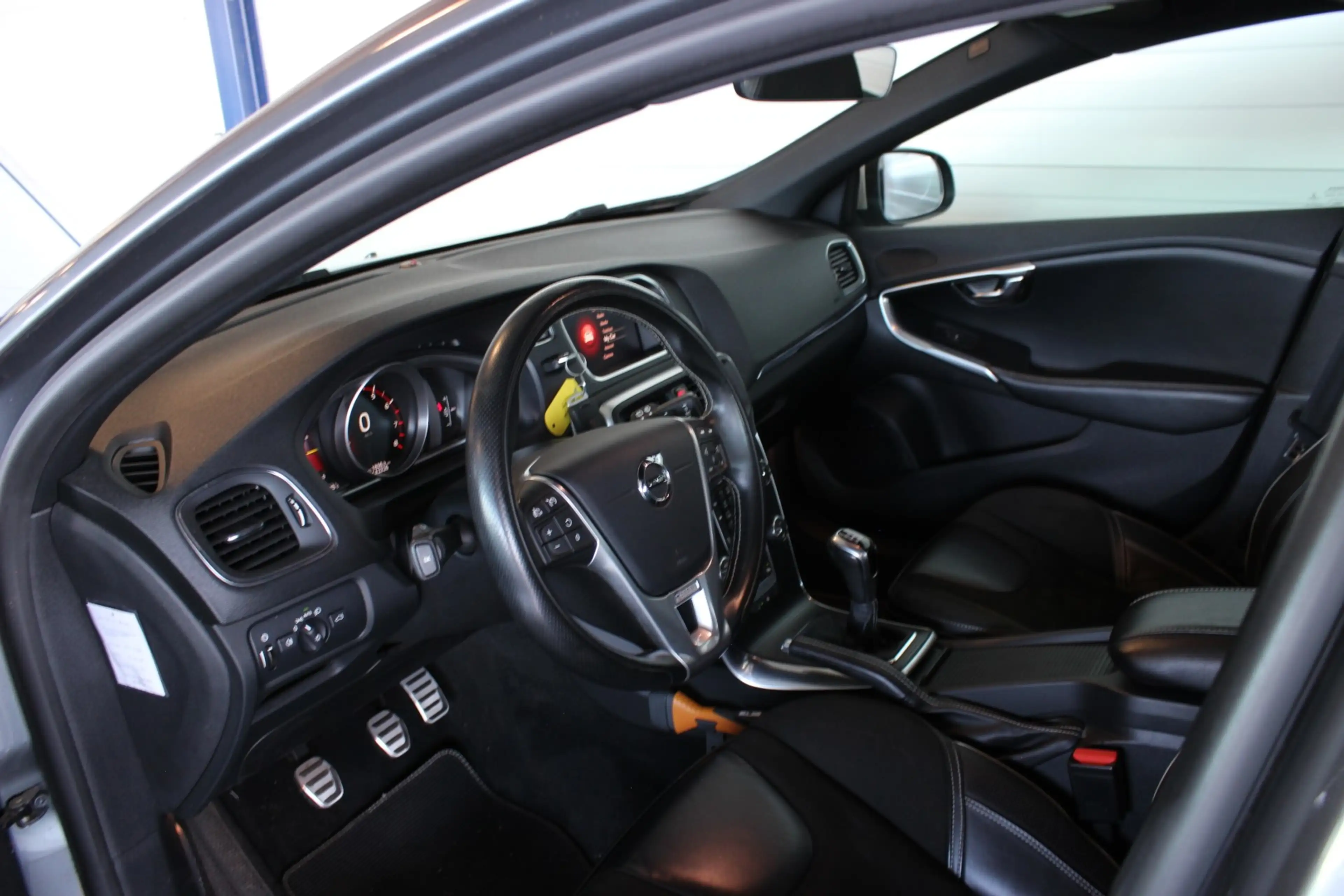 Volvo V40 2.0 T4 Business Sport Trekhaak | Bluetooth | LED | — photo 3