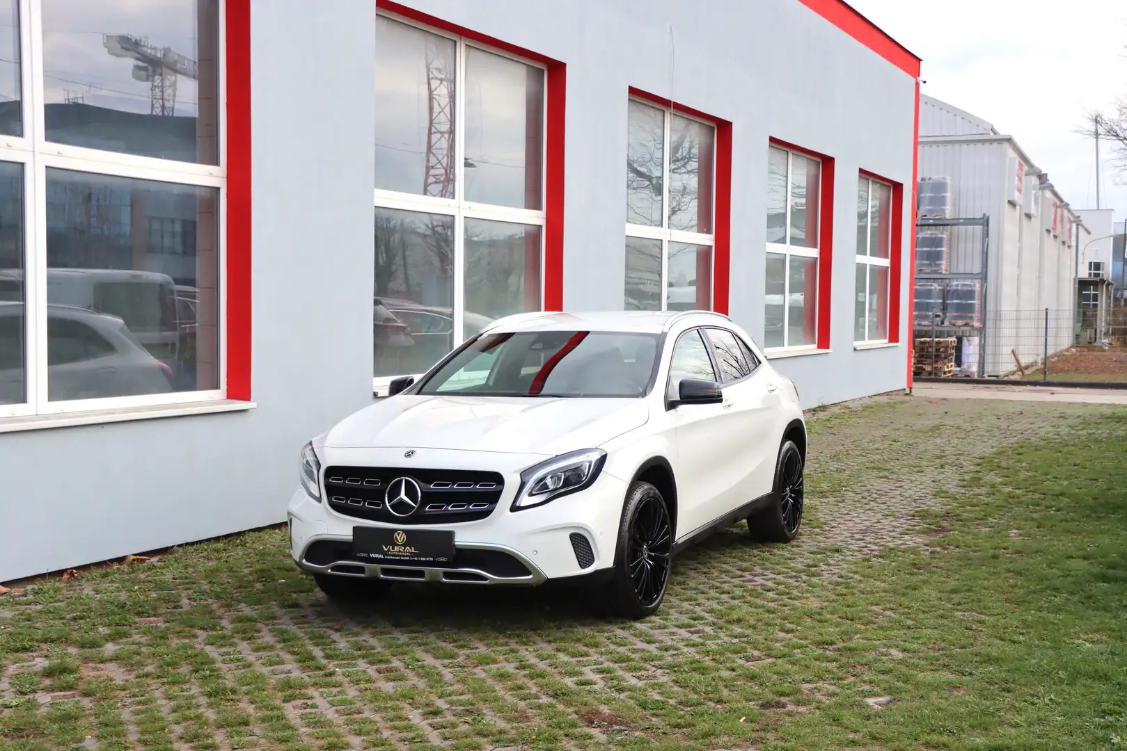 Mercedes-Benz GLA 200 GLA 200 d 4MATIC Aut.| NAVI | AHK | RFK | LED | Weiß - 1