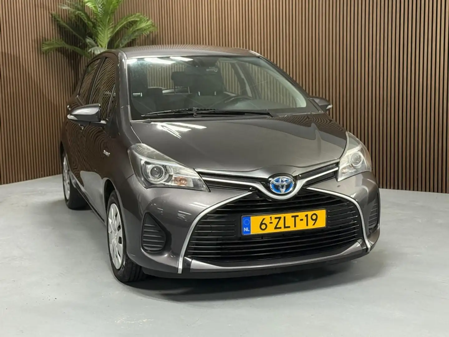 Toyota Yaris 1.5 Hybrid Lease Grey - 2
