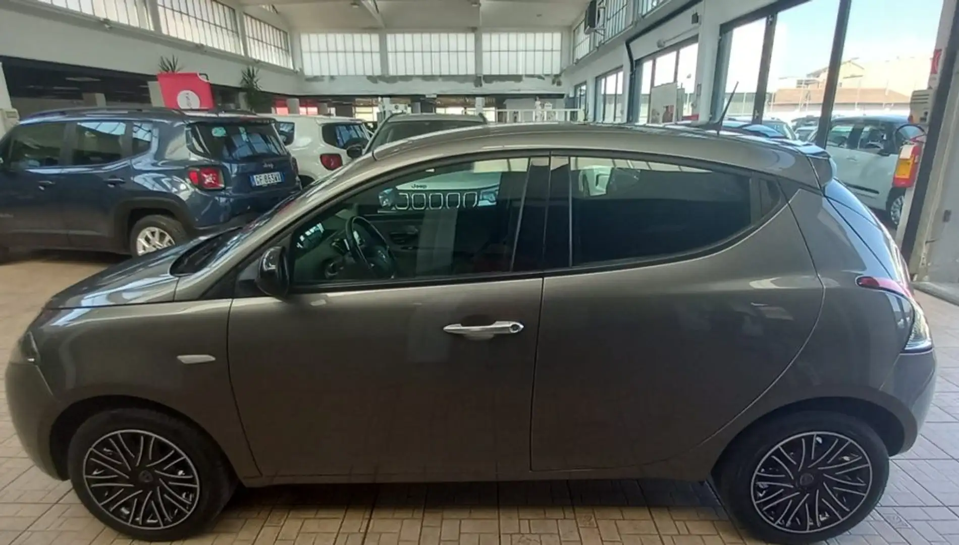 Lancia Ypsilon 1.0 FireFly 5 porte S&S Hybrid Ecochic Gold Grigio - 2