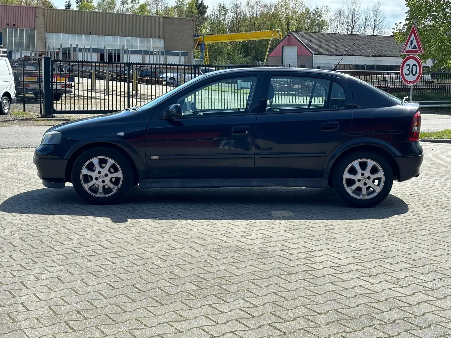 Opel Astra 1.6 Njoy Zwart - 2