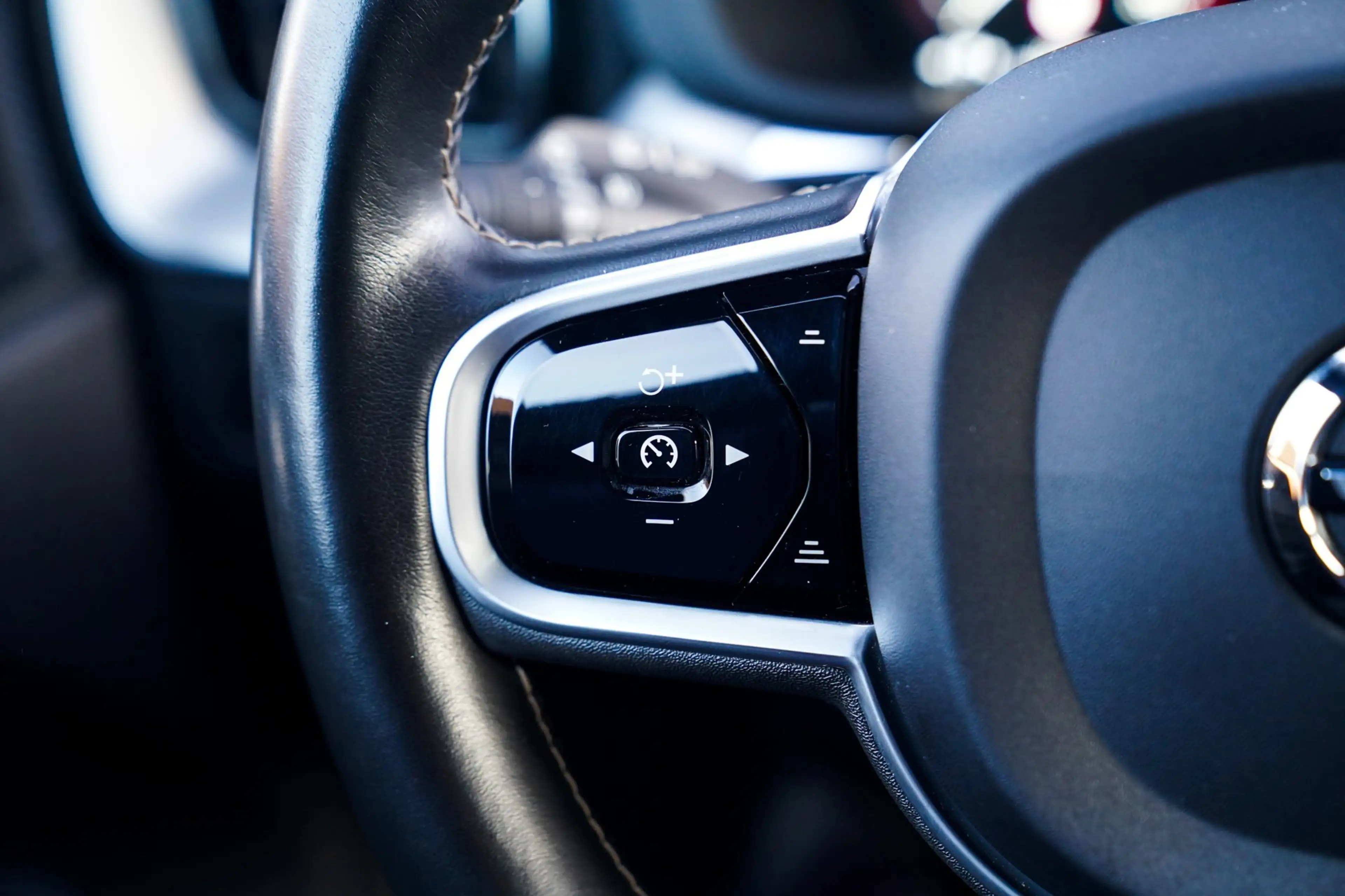 Volvo XC60 2.0 Recharge T8 AWD Inscription | Head Up Display — photo 40