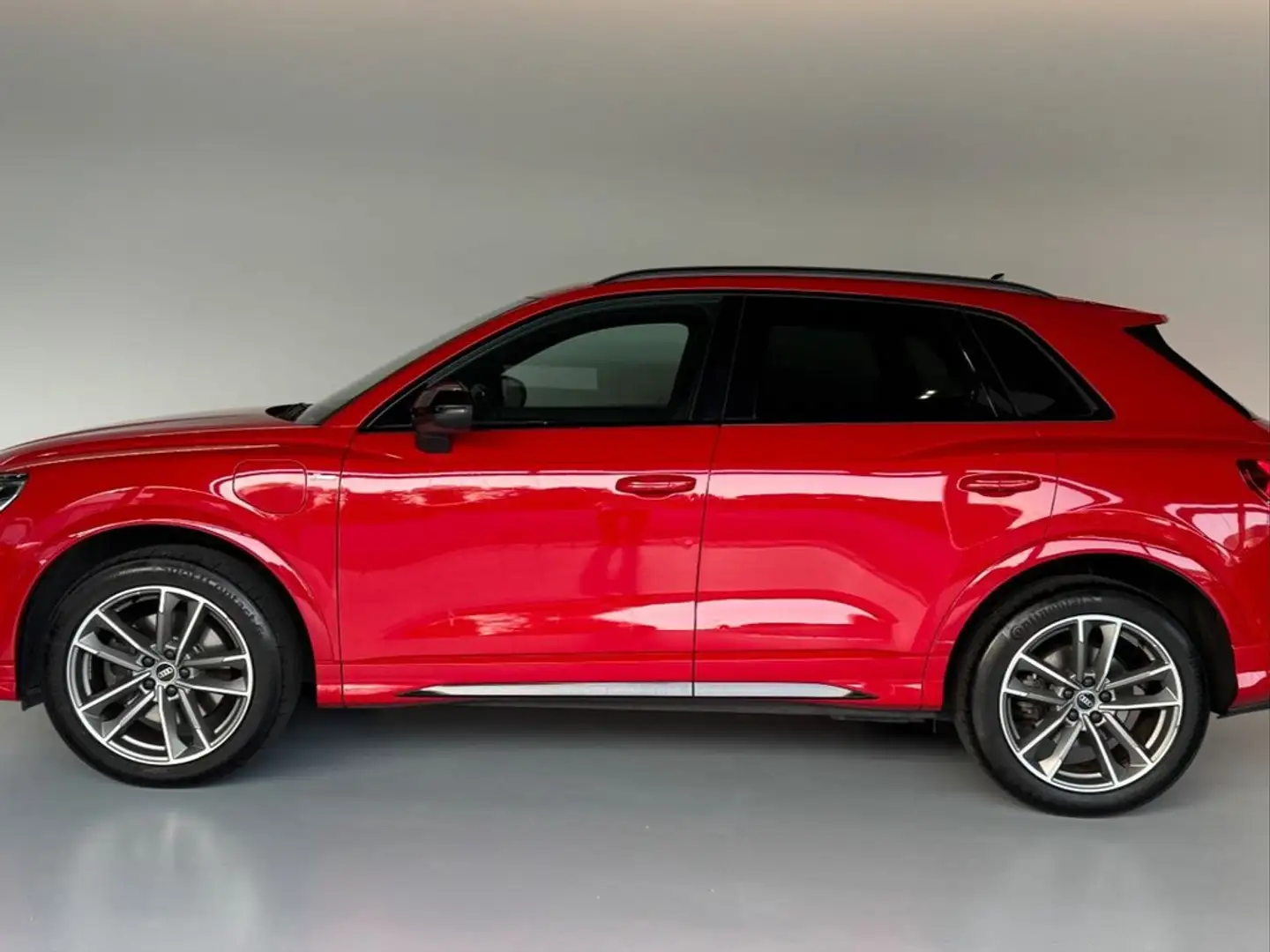 Audi Q3 45 TFSI e 180kW S tronic S Line Rojo - 2