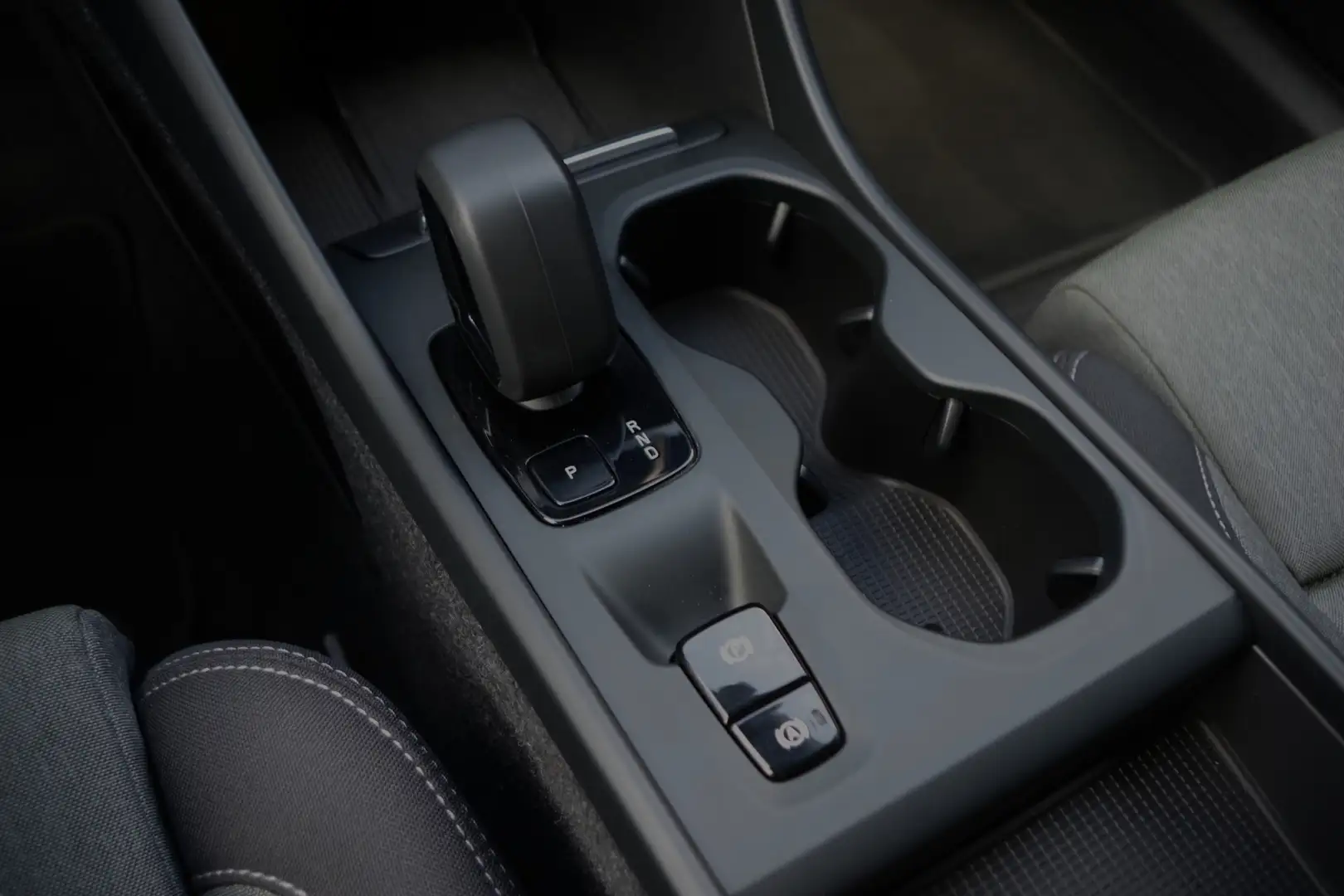 Volvo XC40 1.5 T4 Plug-in Hybrid 211 PK Core Bright, FACE-LIF Zwart - 2