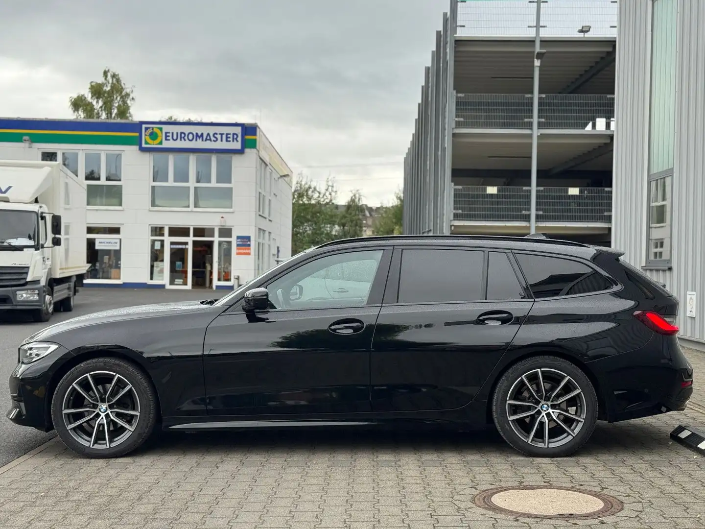 BMW 320 d Sport Line M Sport Live ACC Spur Ambi Schwarz - 1