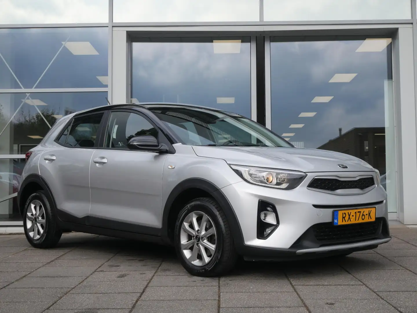 Kia Stonic 1.2 MPi ComfortPlusLine Navigator | Cruise | Camer Grau - 2