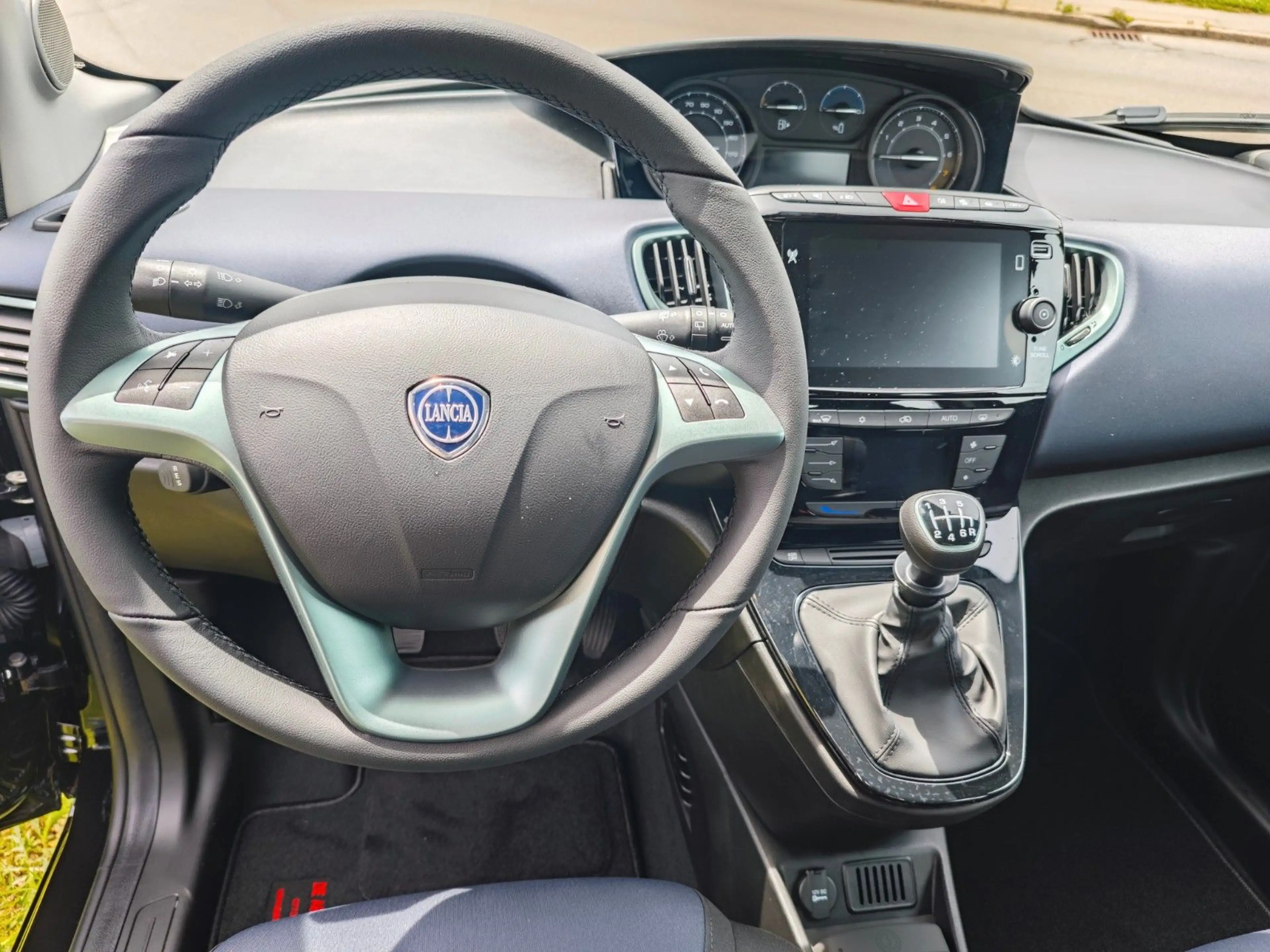 Lancia Ypsilon 1.0 Hybrid Platin, Kamera, Tempomat, Alu — photo 11