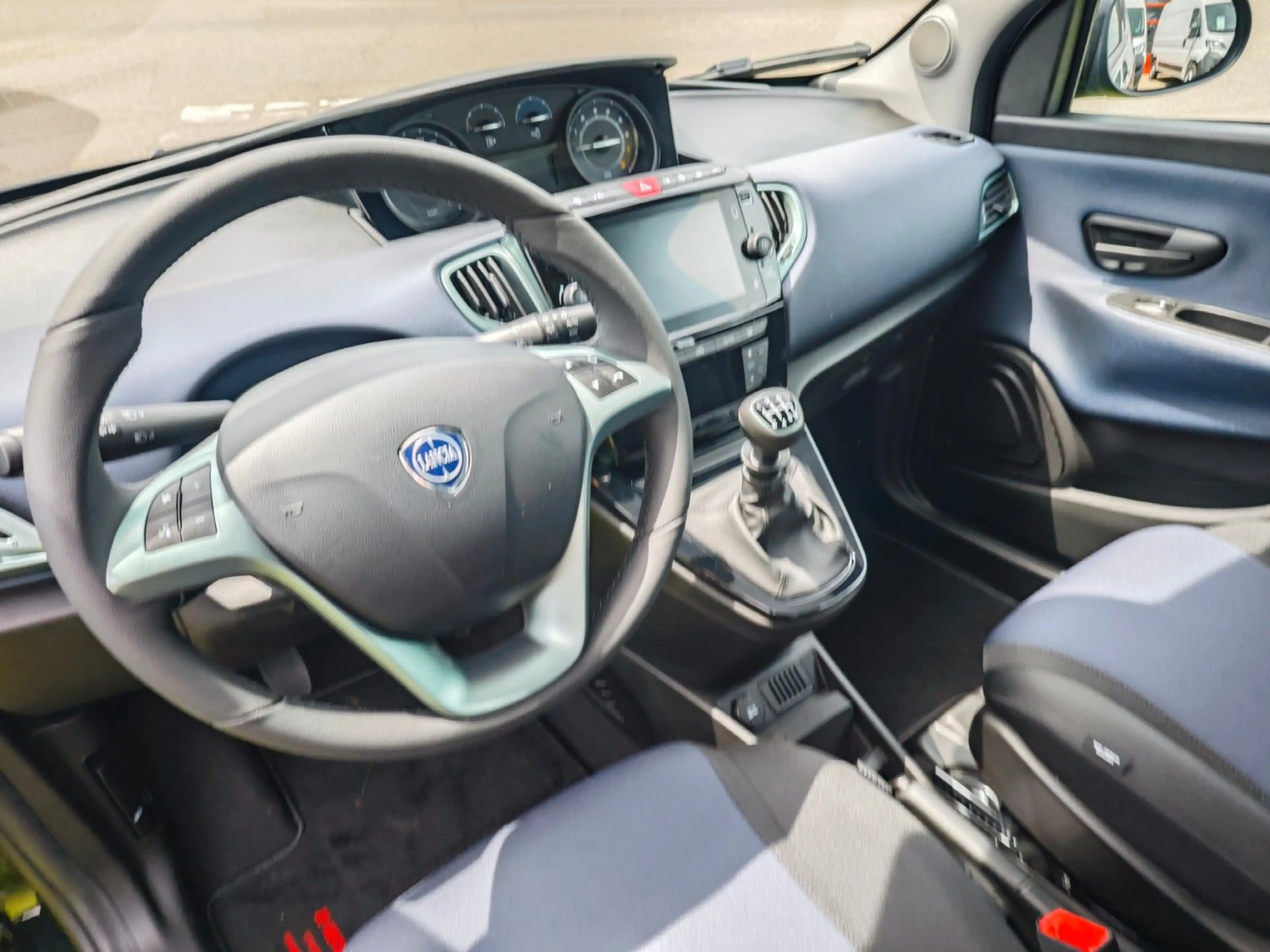 Lancia Ypsilon 1.0 Hybrid Platin, Kamera, Tempomat, Alu — photo 8