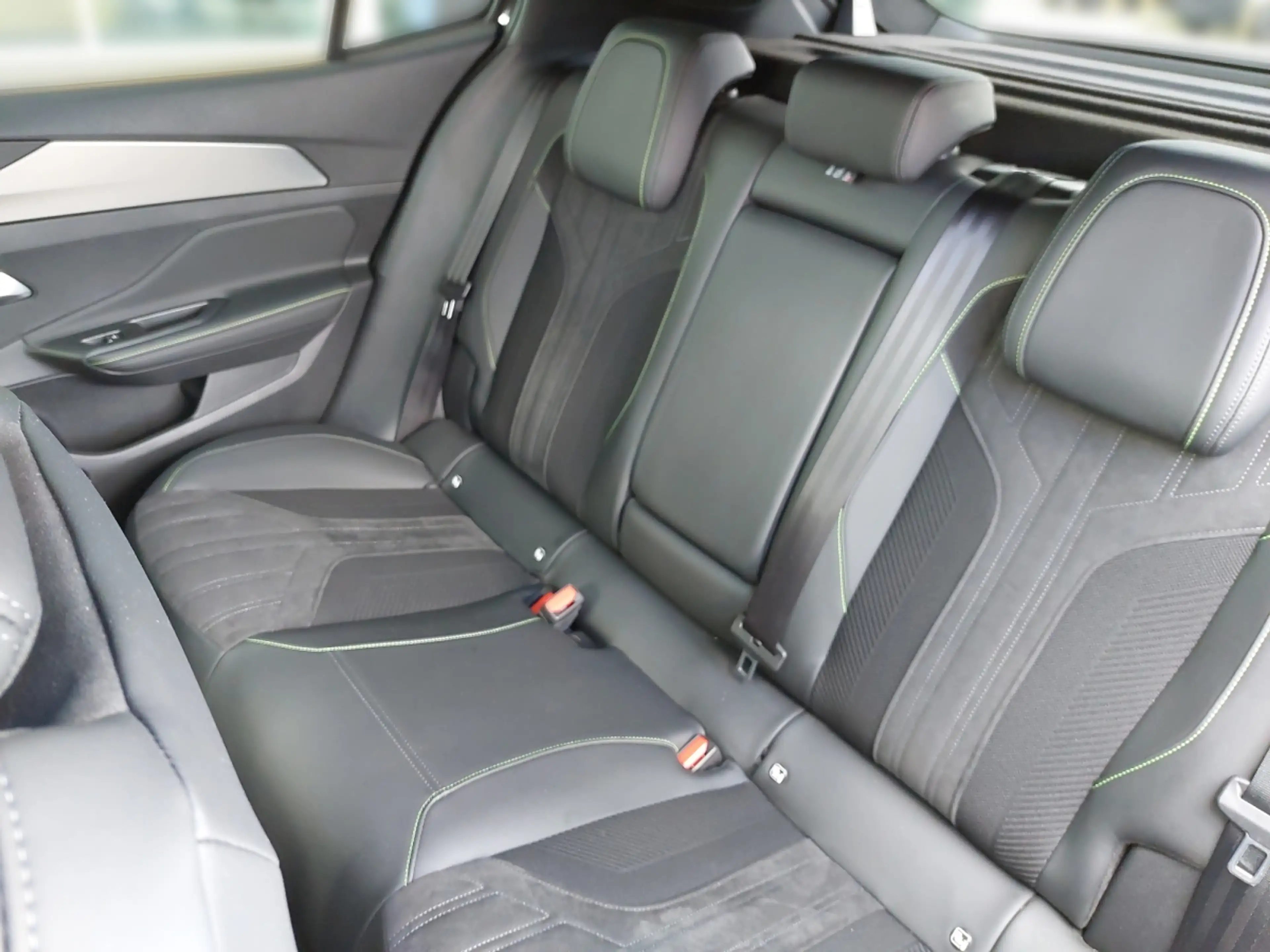 Peugeot 408 Hybrid PHEV 225 e-EAT8 GT — photo 11