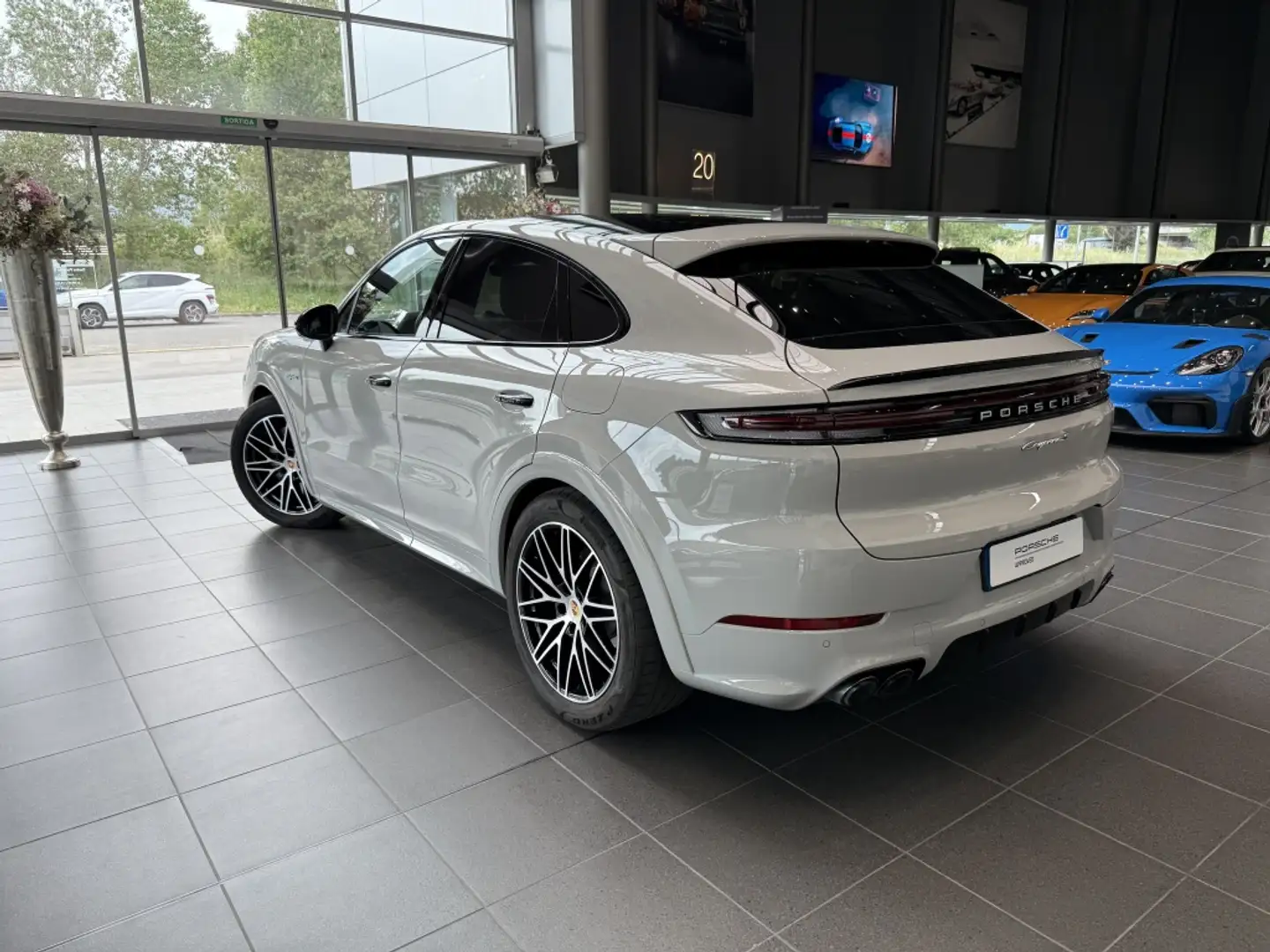 Porsche Cayenne Coupé E-Hybrid S Aut. Beige - 2