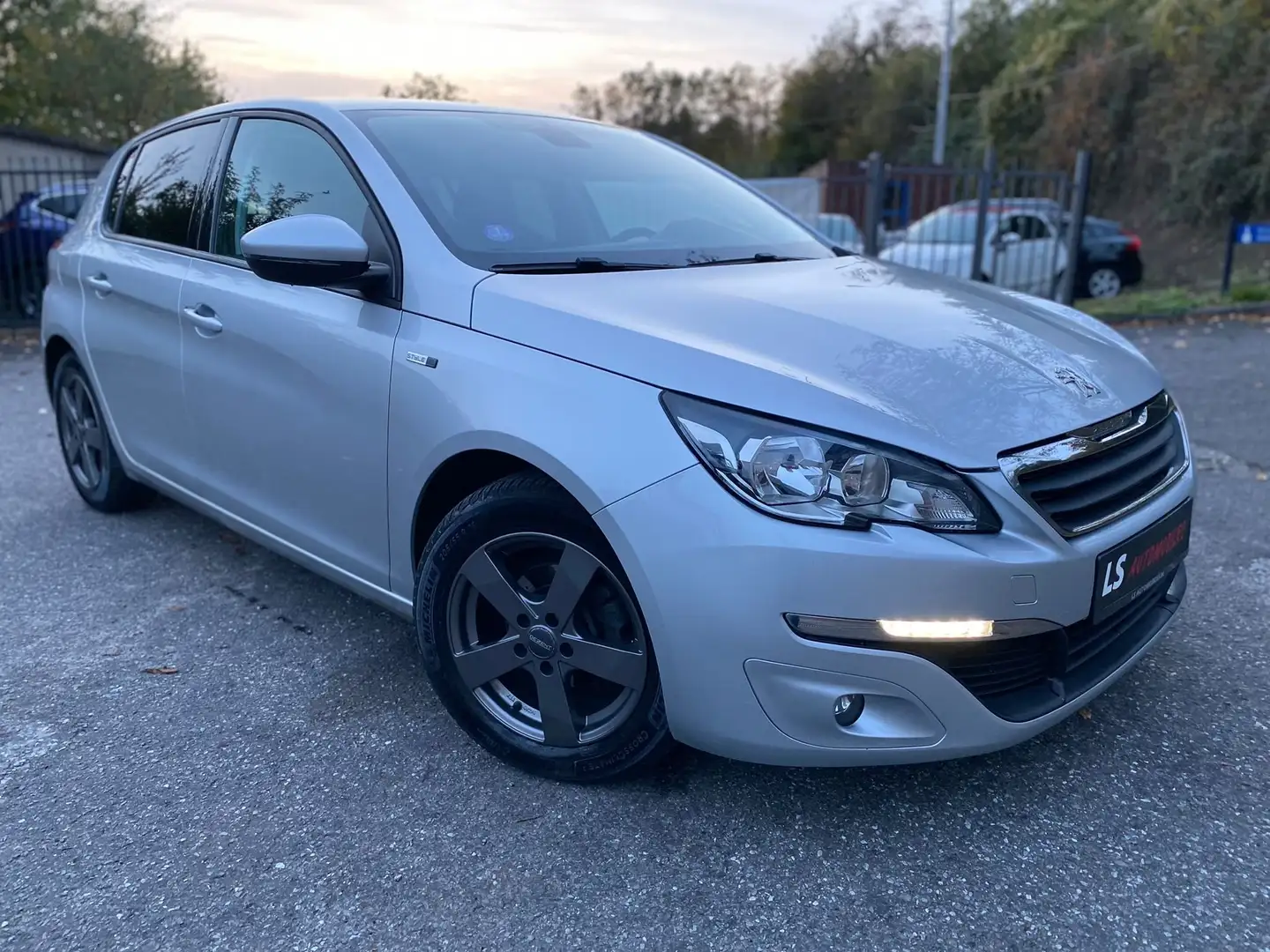 Peugeot 308 308 1.2 PureTech Style*Navi*Cruise*Eu6b - 1