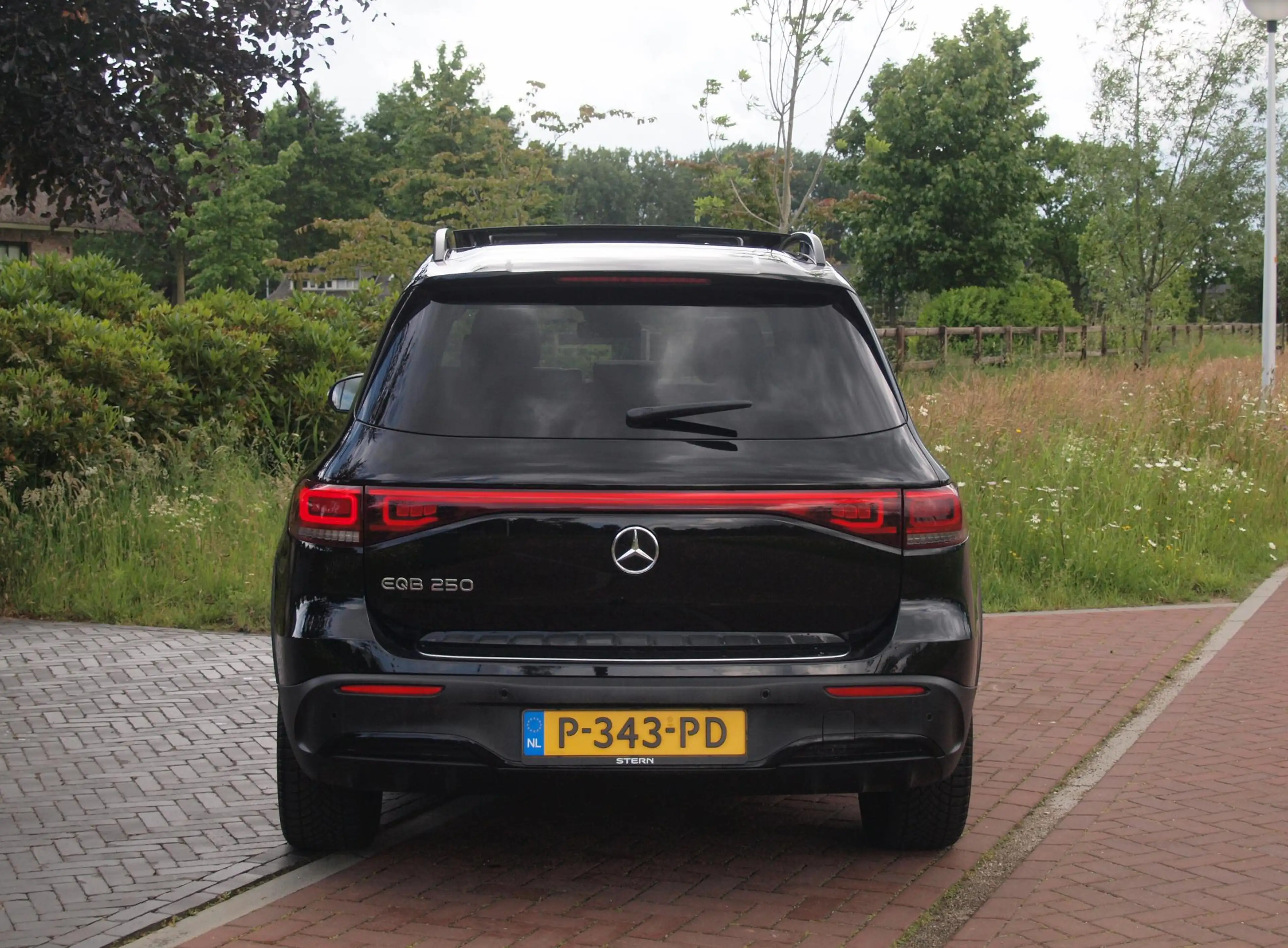 Mercedes-Benz EQB 250 AMG Line 7 Persoons 67 kWh | SOH 94% | Panoramadak — photo 9
