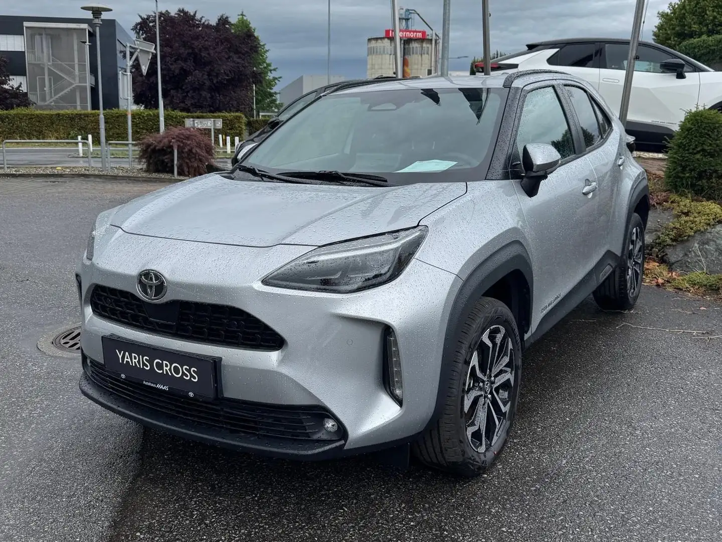 Toyota Yaris Cross 1,5 VVT-i Hybrid Active Drive Aut. + Safety-Paket Stříbrná - 1