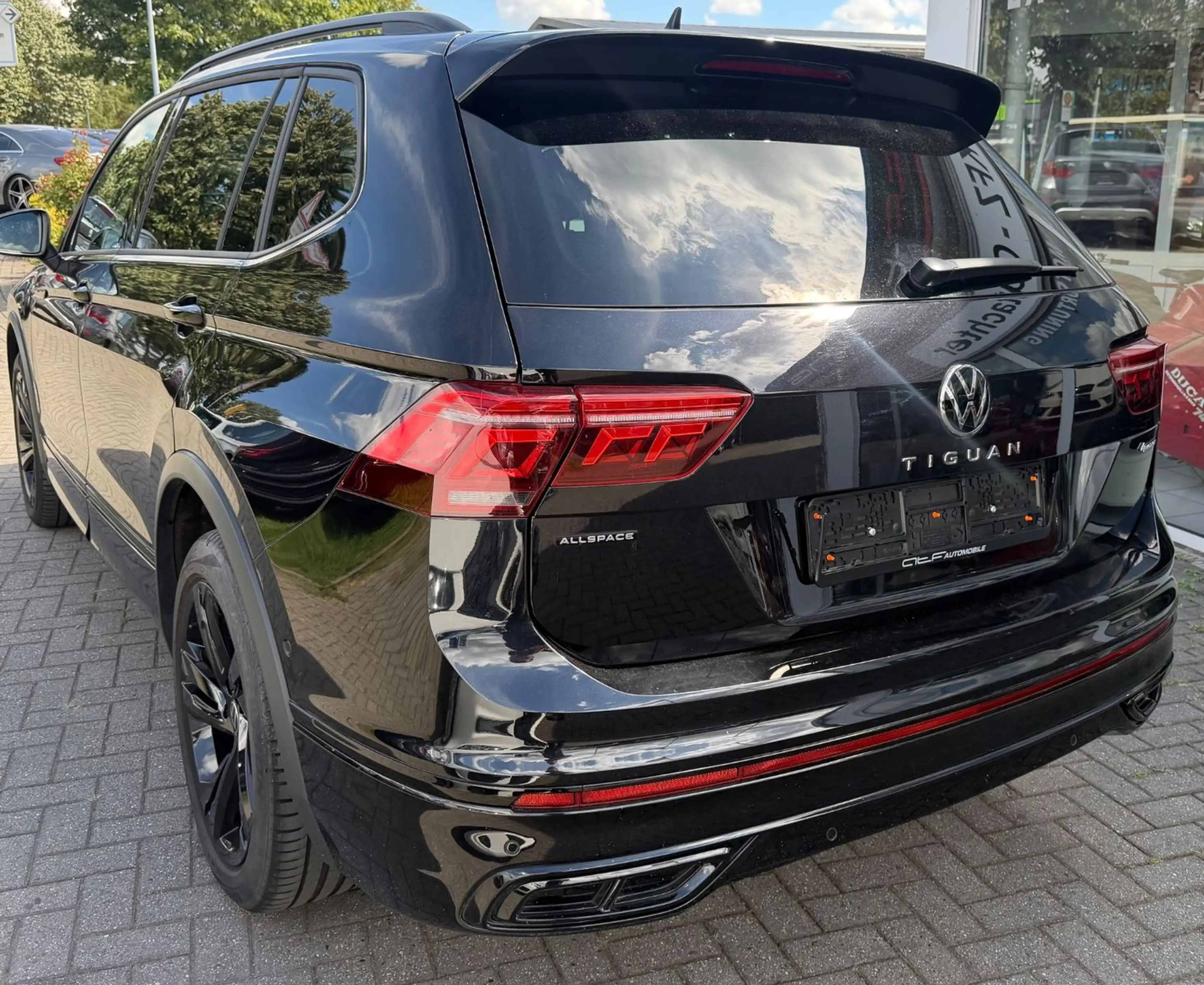 Volkswagen Tiguan Allspace R-Line 4Motion — photo 4