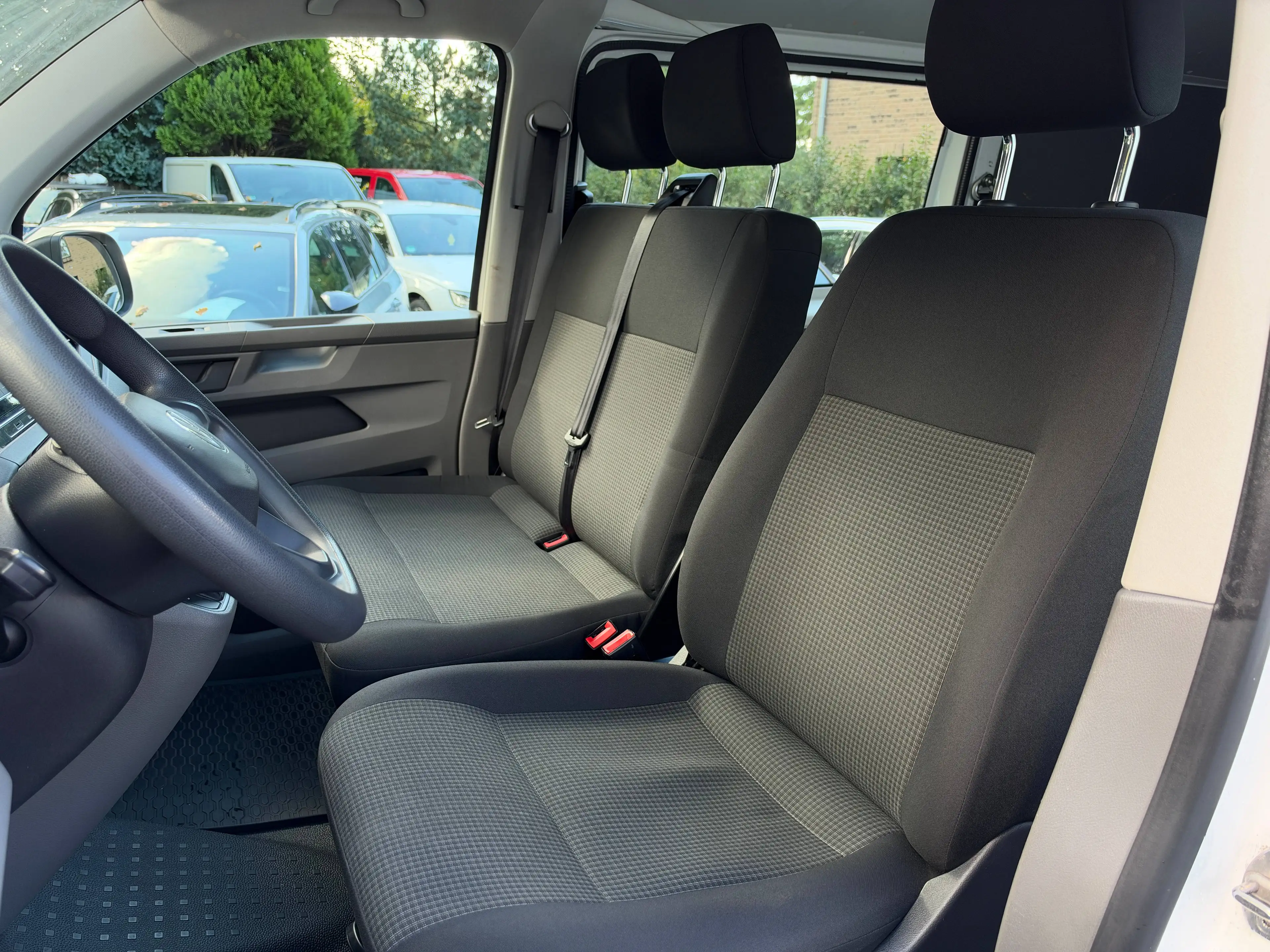 Volkswagen T6.1 Transporter FWD lang Automatik 6 Sitzer*PDC*AHK*Klima*MWST — photo 8