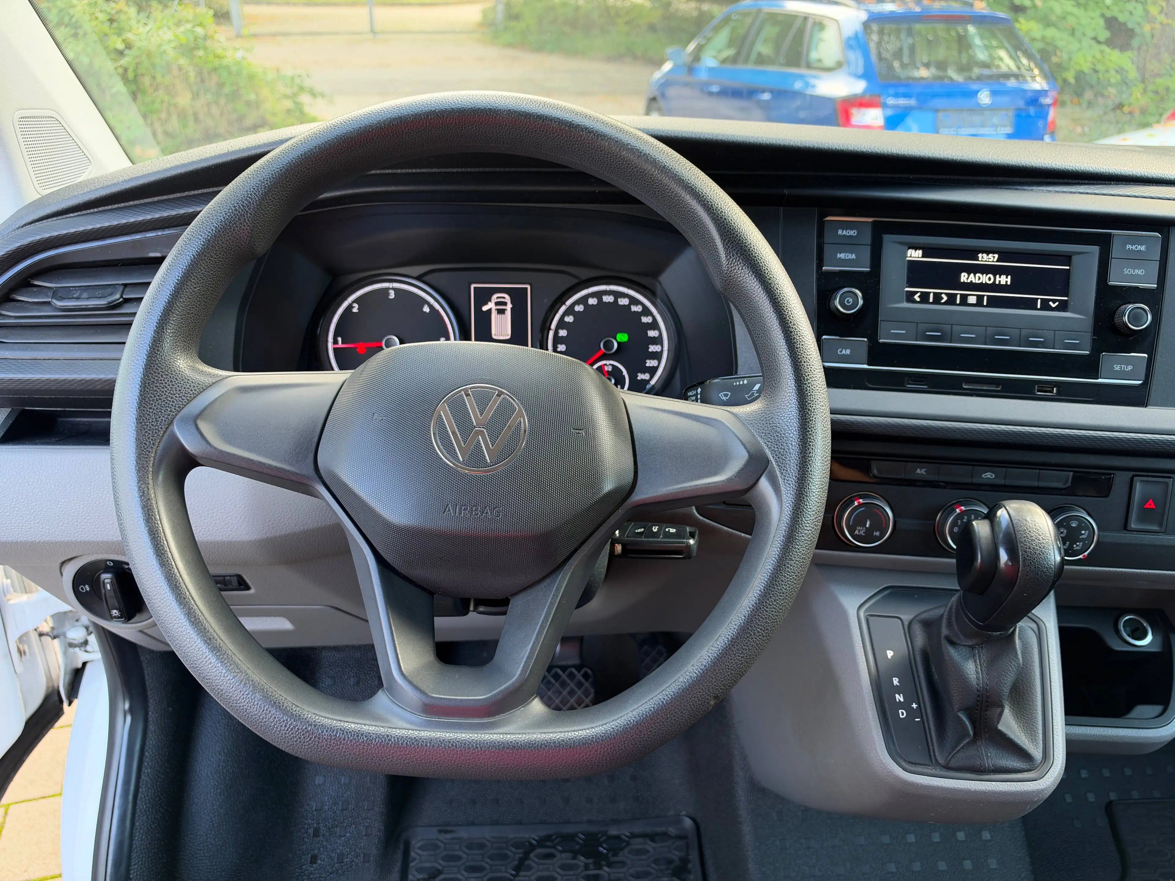 Volkswagen T6.1 Transporter FWD lang Automatik 6 Sitzer*PDC*AHK*Klima*MWST — photo 9