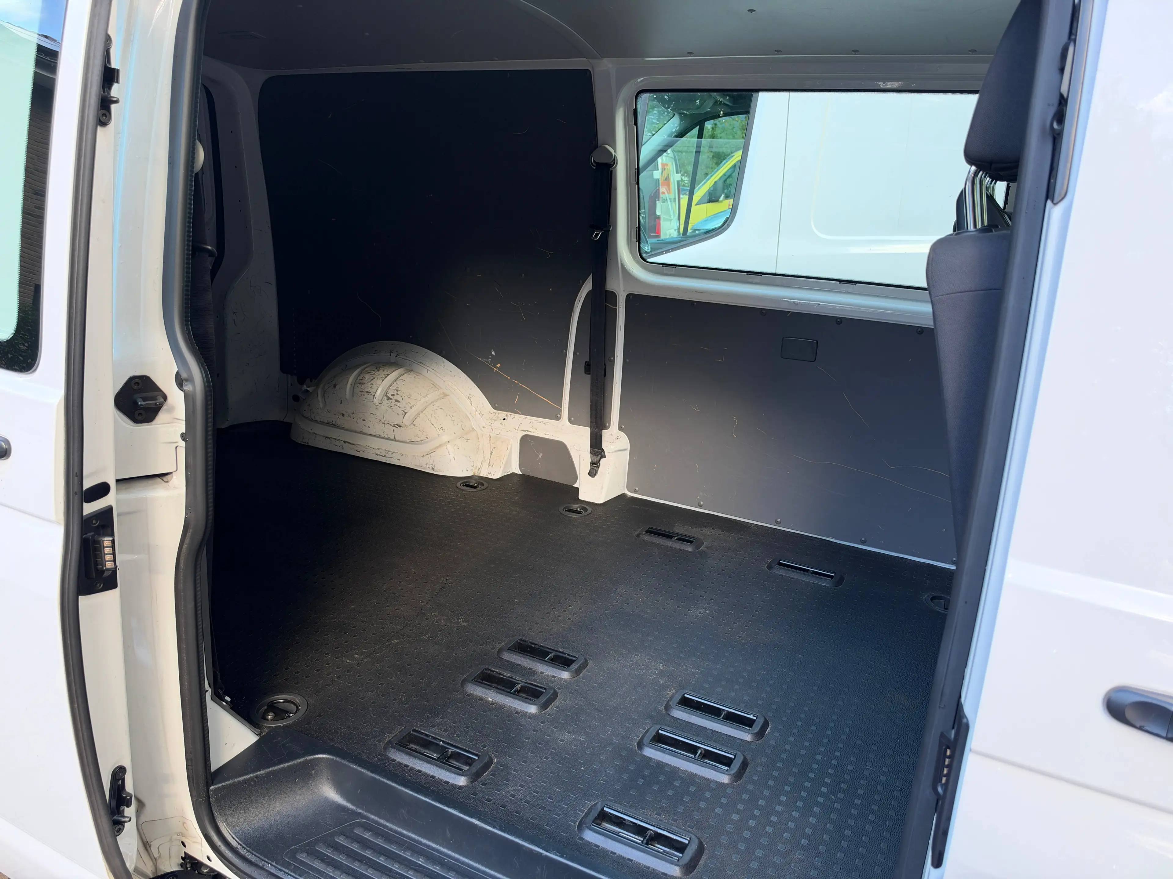 Volkswagen T6.1 Transporter FWD lang Automatik 6 Sitzer*PDC*AHK*Klima*MWST — photo 15