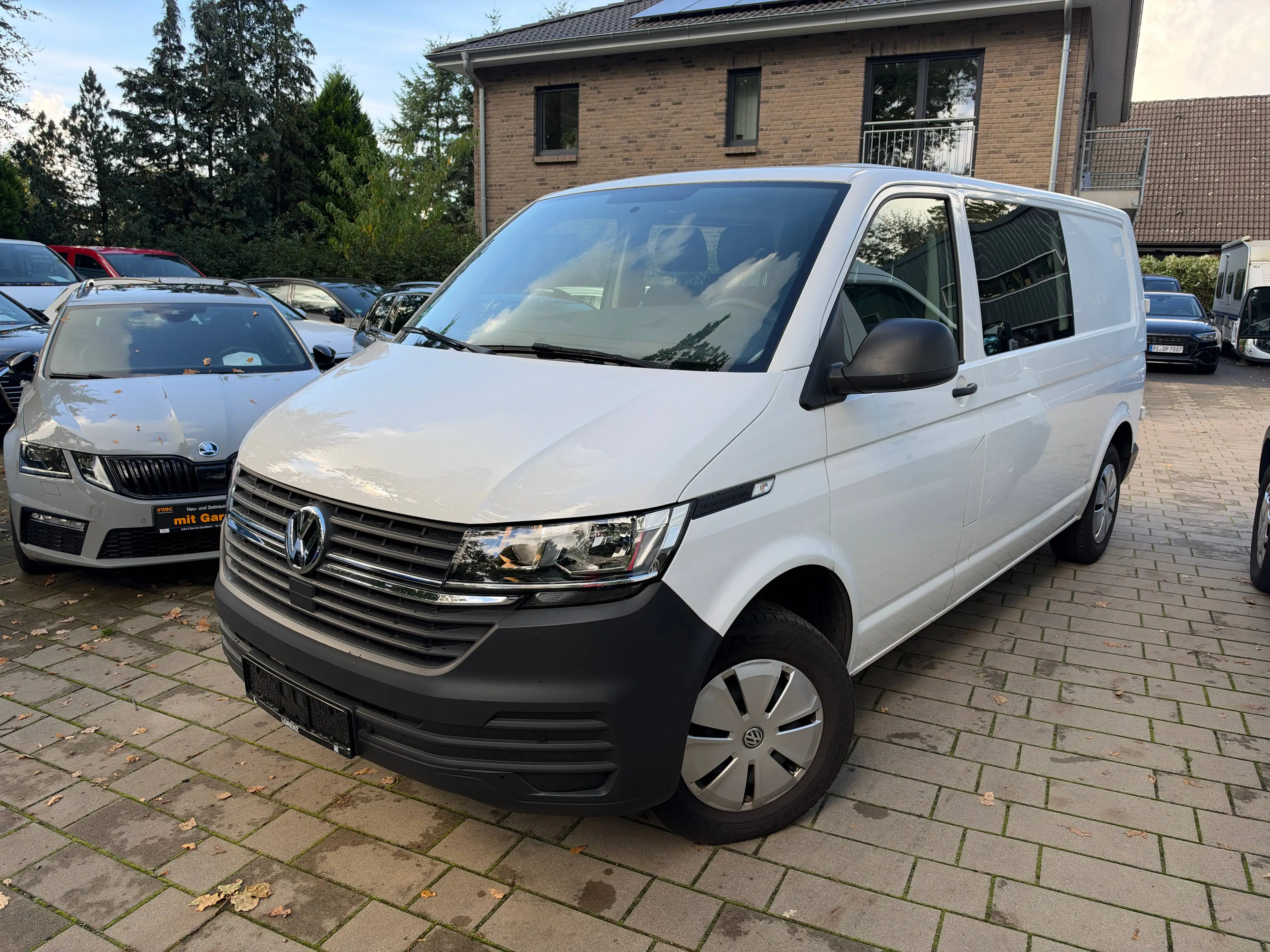 Volkswagen T6.1 Transporter FWD lang Automatik 6 Sitzer*PDC*AHK*Klima*MWST