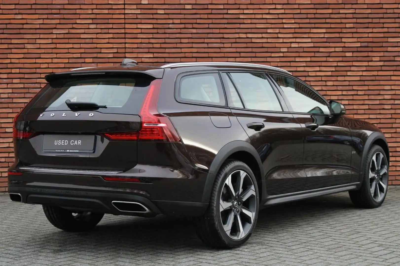 Volvo V60 Cross Country T5 AWD Pro | Geventileerd Leder | Panoramisch Schu Bruin - 2