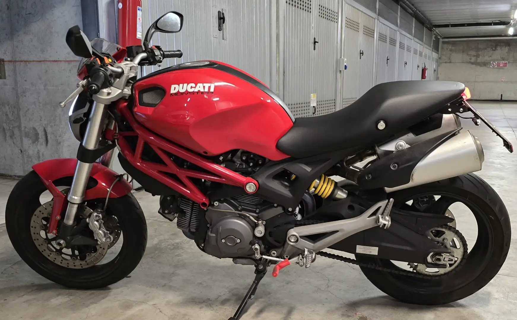 Ducati Monster 696 Roşu - 1