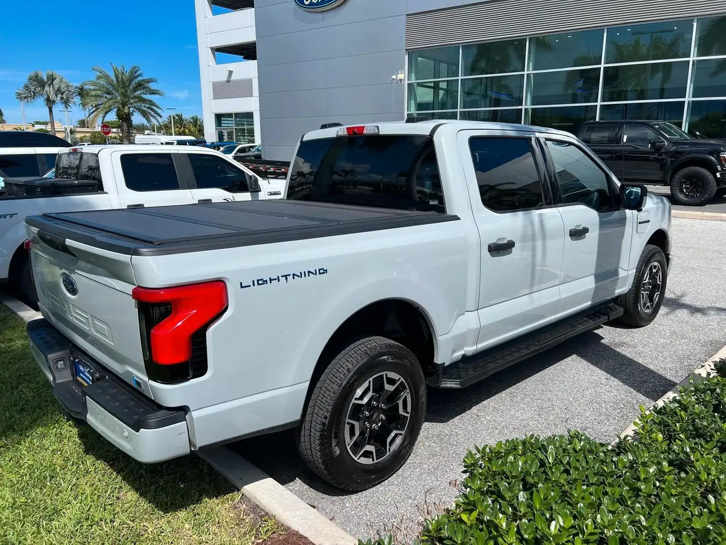 Ford F 150 Lightning SXT AWD Elektro 2023 hellgrau Gris - 2
