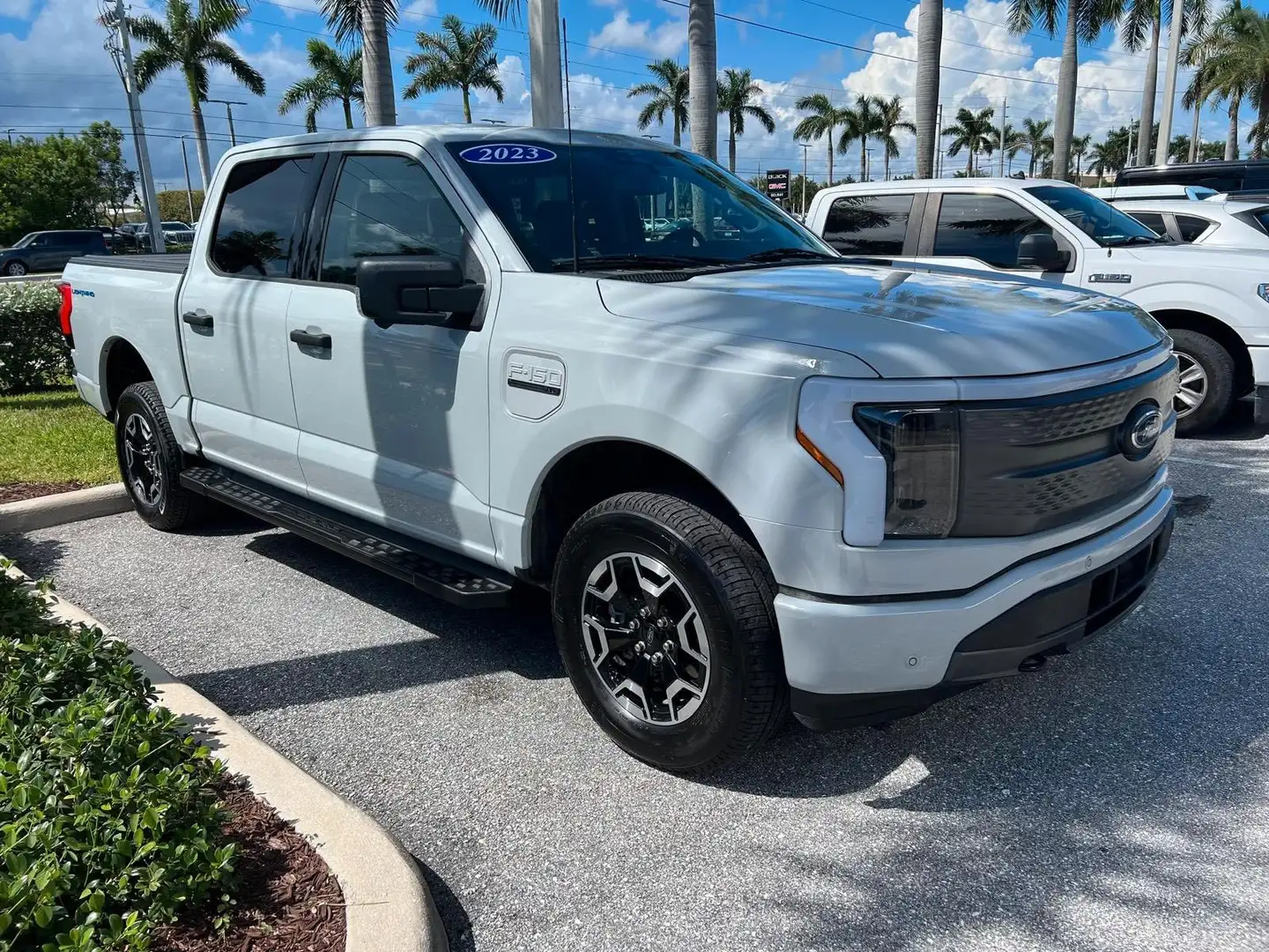 Ford F 150 Lightning SXT AWD Elektro 2023 hellgrau Gris - 1