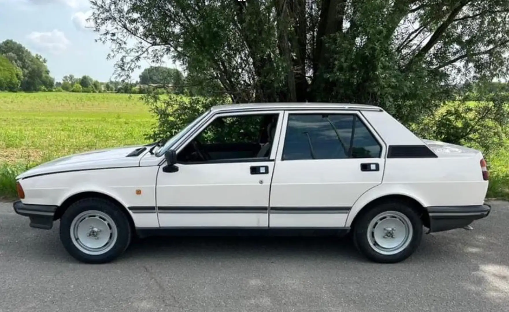 Alfa Romeo Giulietta Giulietta 1.6 Белый - 1