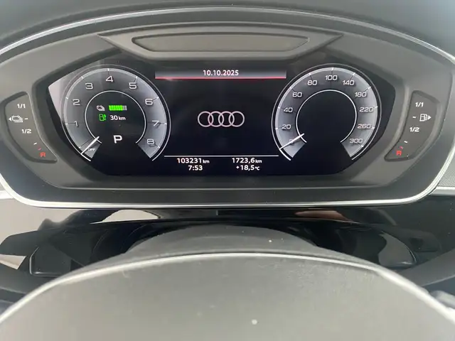 Audi A8 view 17