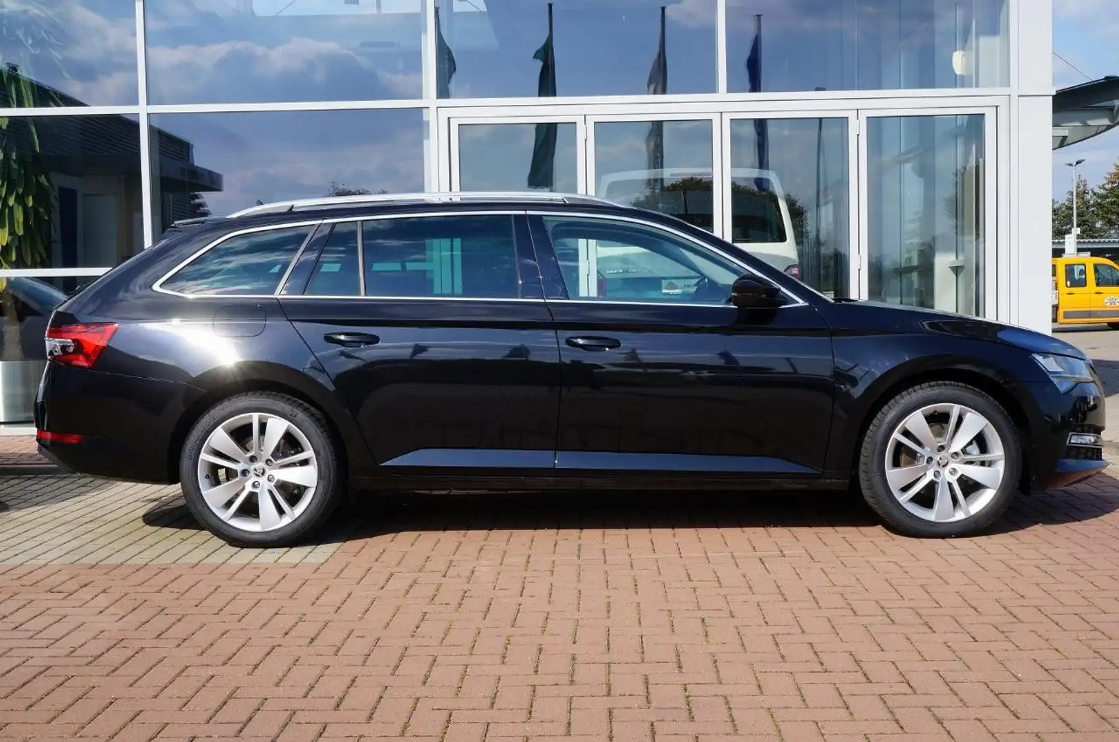 Skoda Superb Combi 1.5 TSI DSG AHK,18'Alu,Navi,Kamera Černá - 2