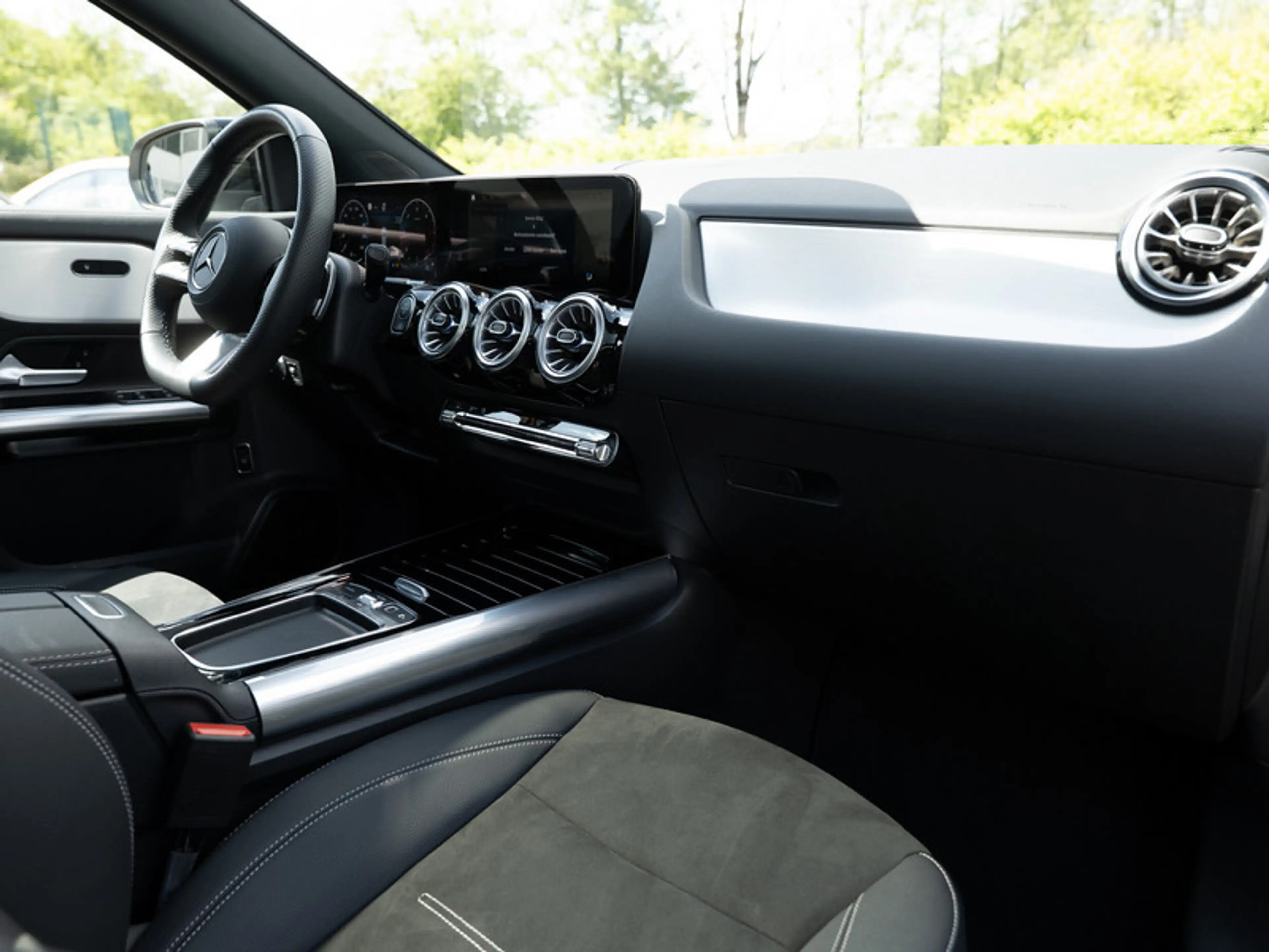 Mercedes-Benz GLA 220 d 4M AMG-Sport/MLB/360/Pano/AHK/Night/20 — photo 3