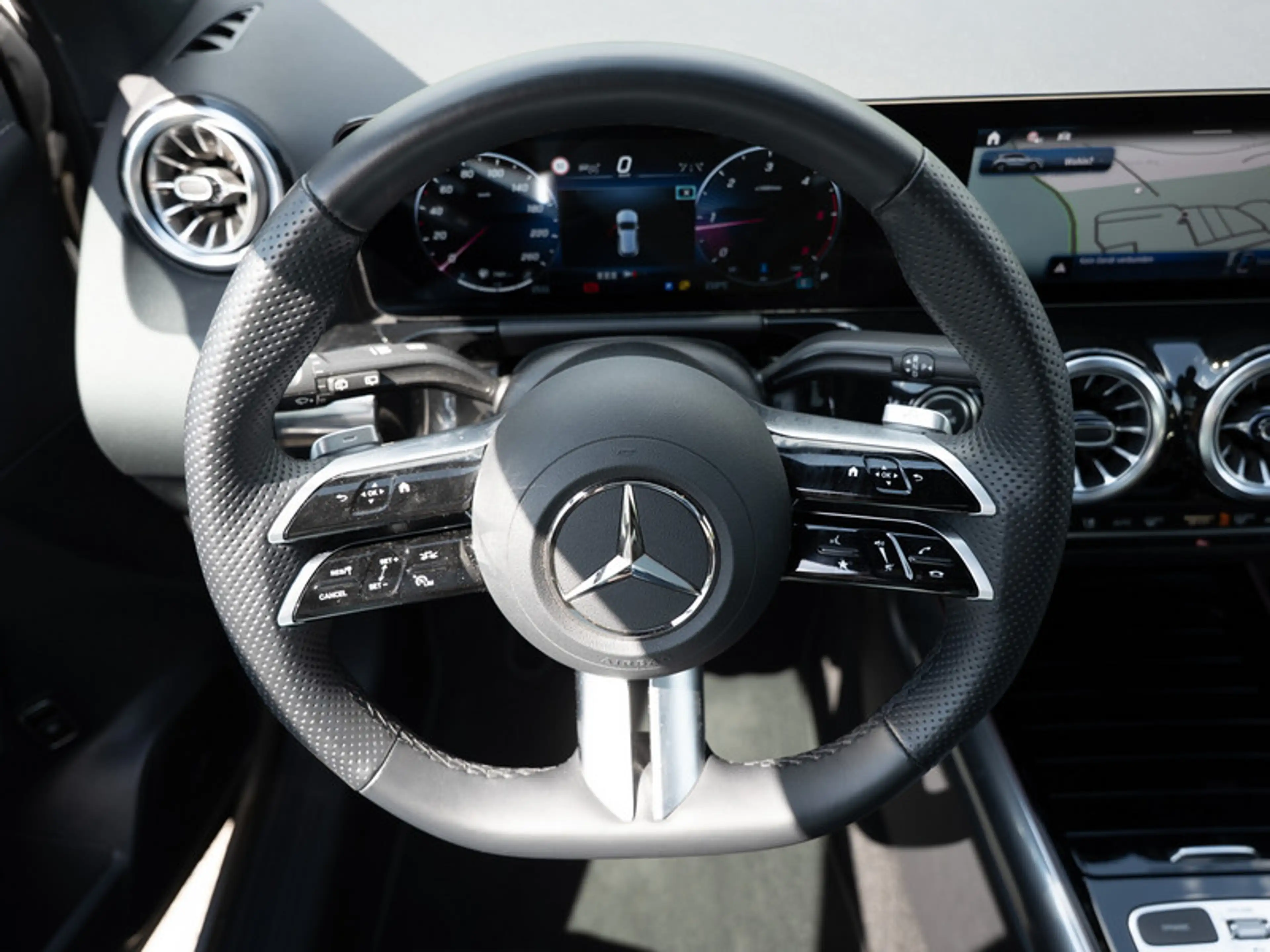 Mercedes-Benz GLA 220 d 4M AMG-Sport/MLB/360/Pano/AHK/Night/20 — photo 10