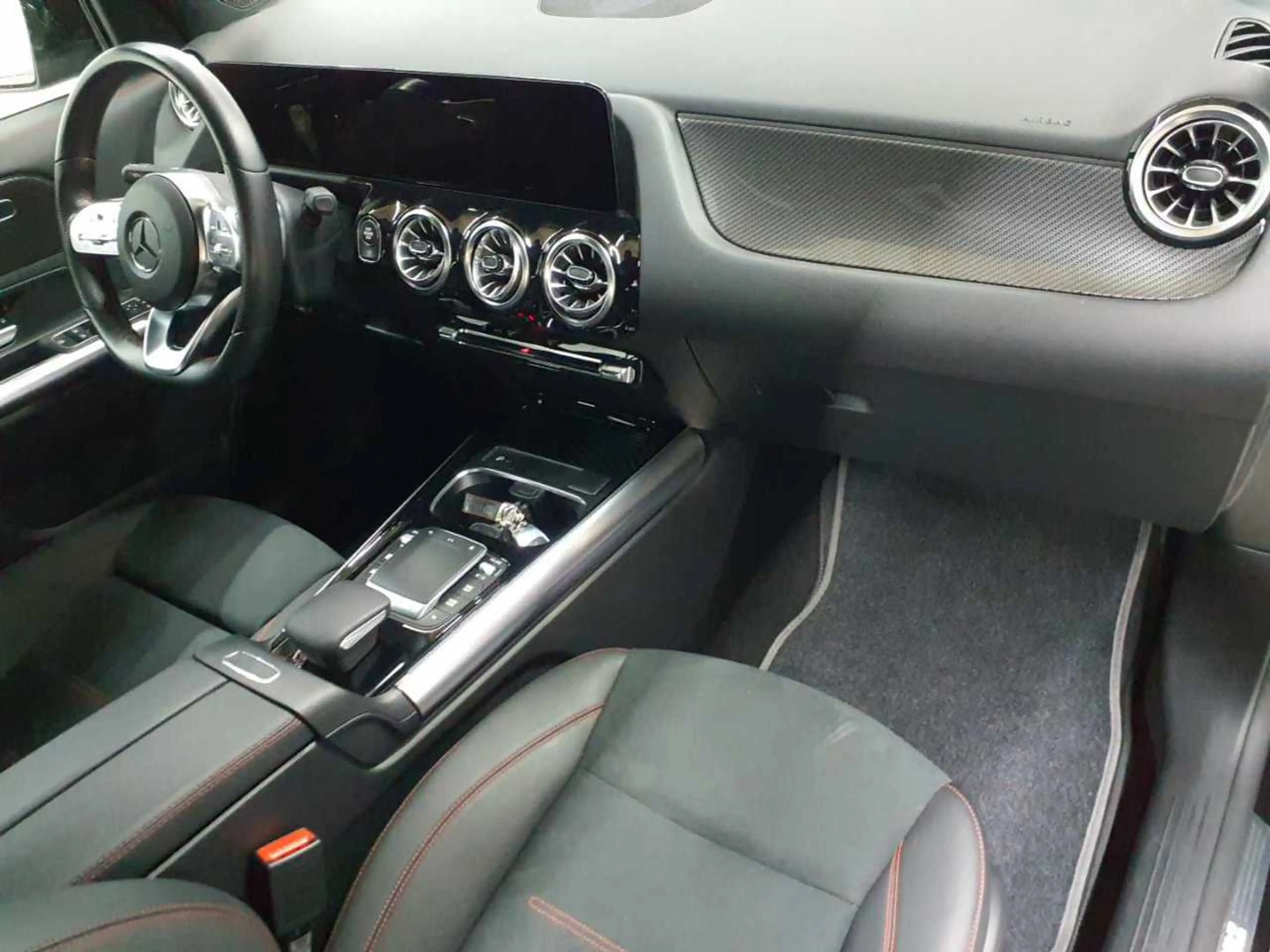 Mercedes-Benz GLA 200 GLA 200-AMG Beam Pano MBUX AssiP BusiP — photo 9