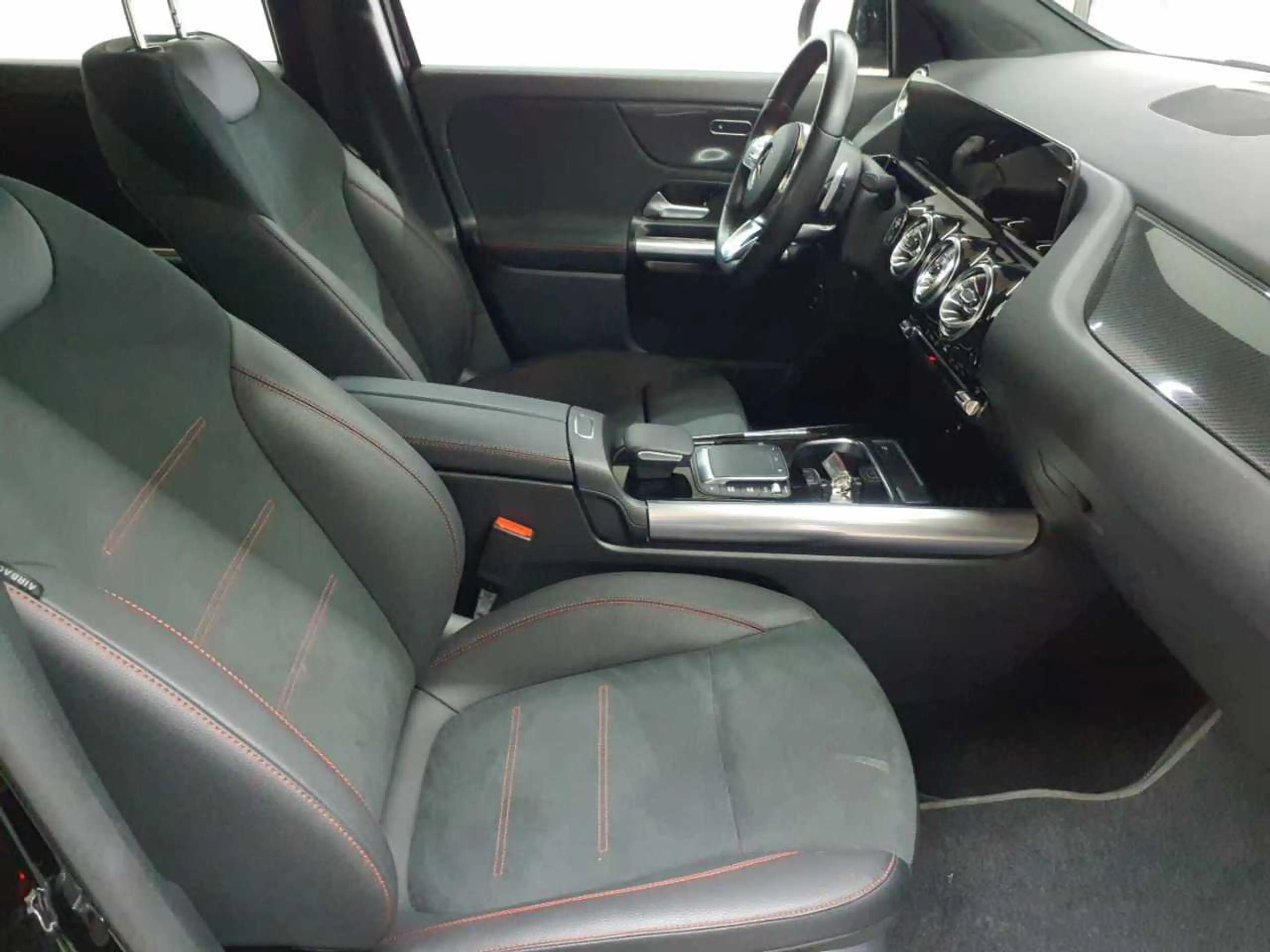 Mercedes-Benz GLA 200 GLA 200-AMG Beam Pano MBUX AssiP BusiP — photo 8
