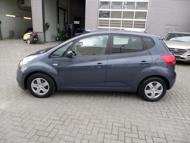 Kia Venga view 2