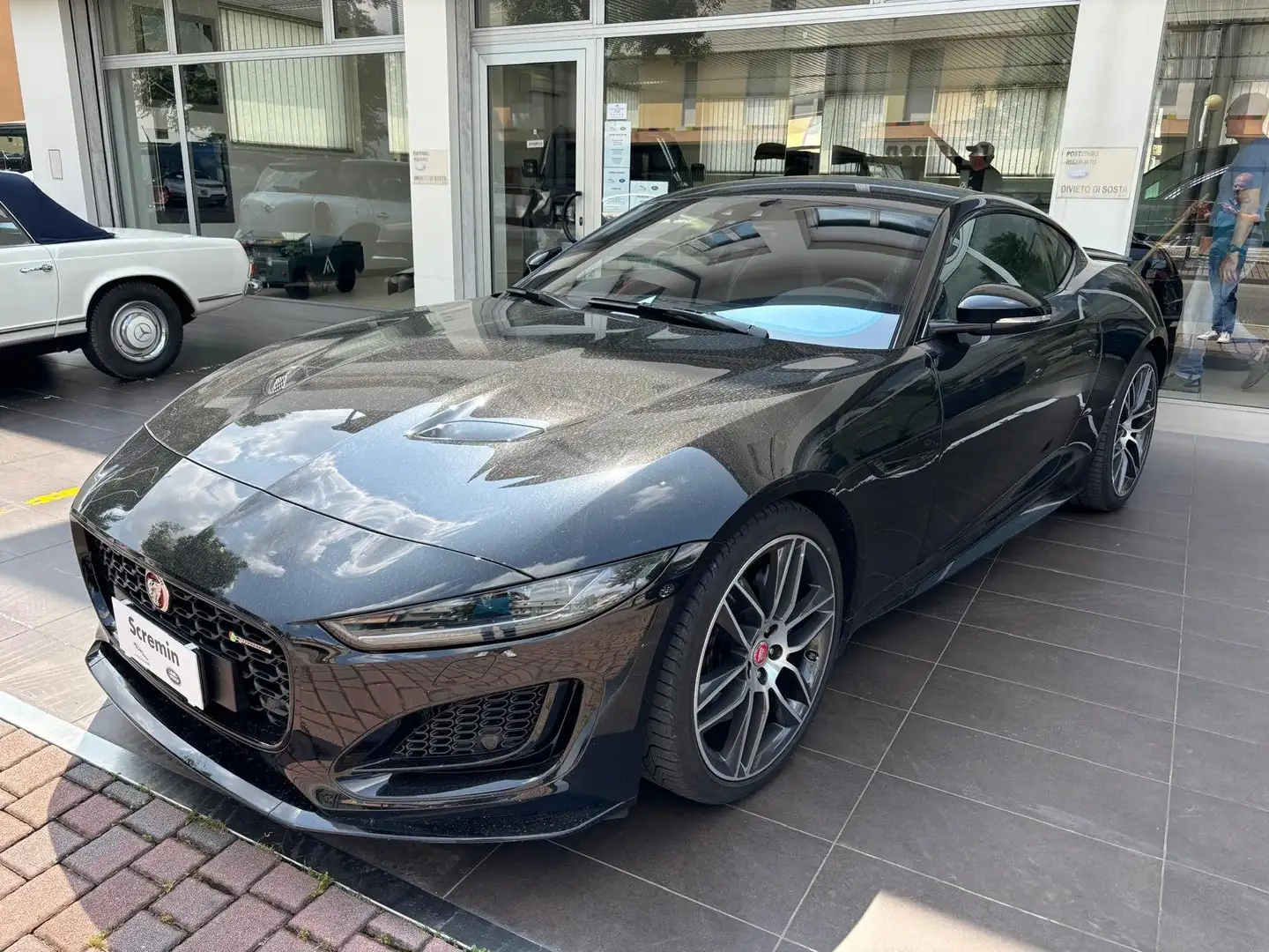Jaguar F-Type F-Type Coupe 2.0 i4 R-Dynamic rwd 300cv auto Schwarz - 2