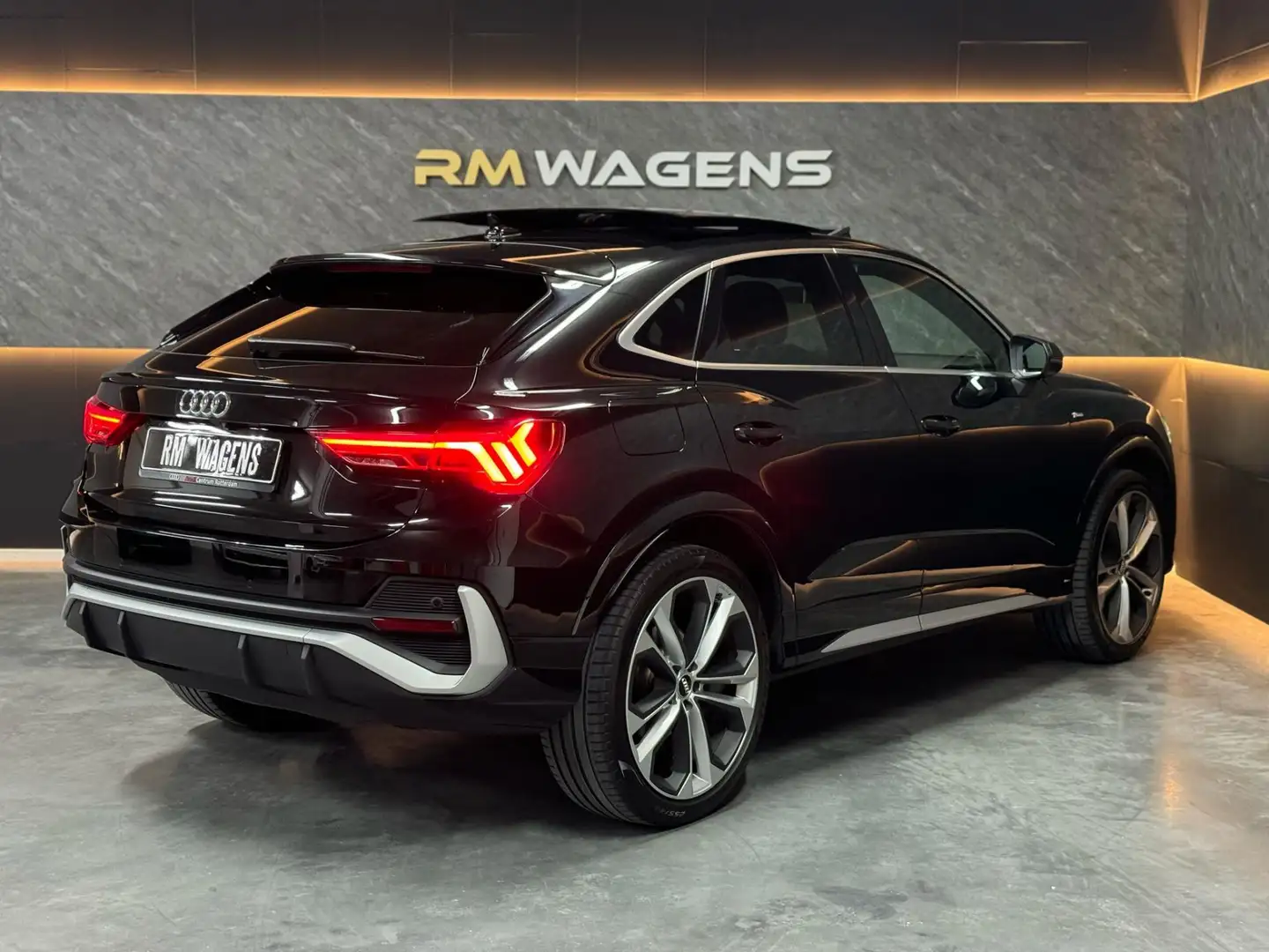 Audi Q3 Sportback 45 TFSI e S Edition Zwart - 2