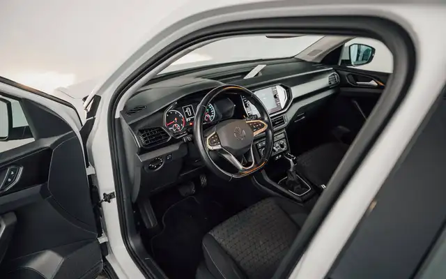 Volkswagen T-Cross view 11