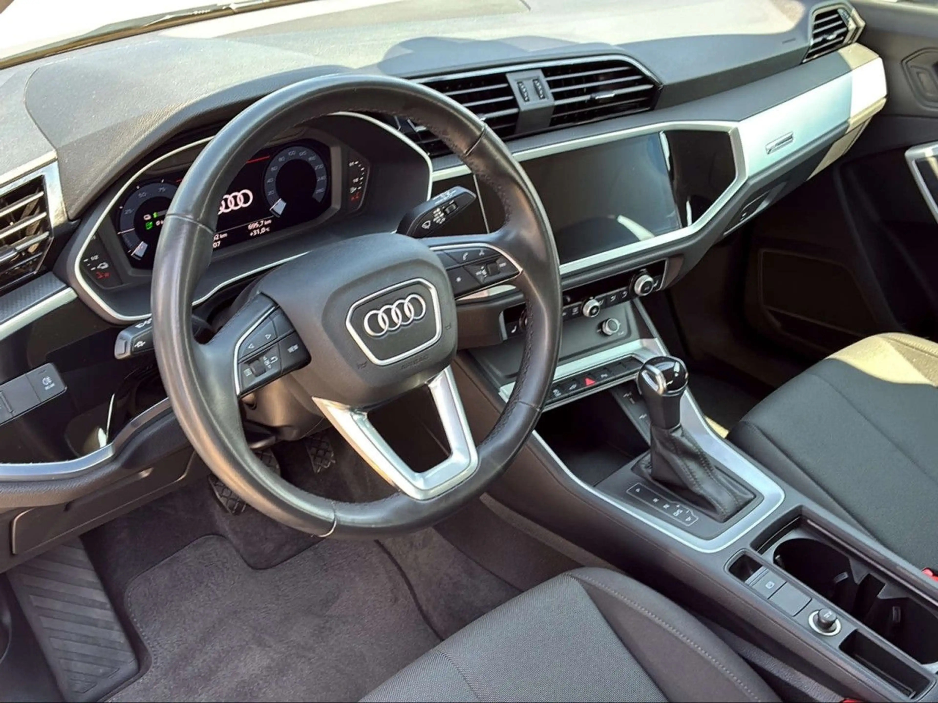 Audi Q3 SUV 45 TFSIe S-TRONIC CAM+NAVI+SHZ+DAB Klima — photo 9