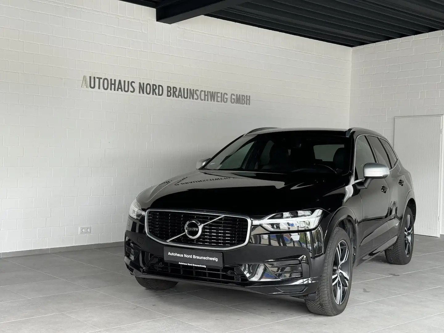 Volvo XC60 D4 R Design*LED*Leder*Navi*AHK*Rückfahrkamera* Schwarz - 1