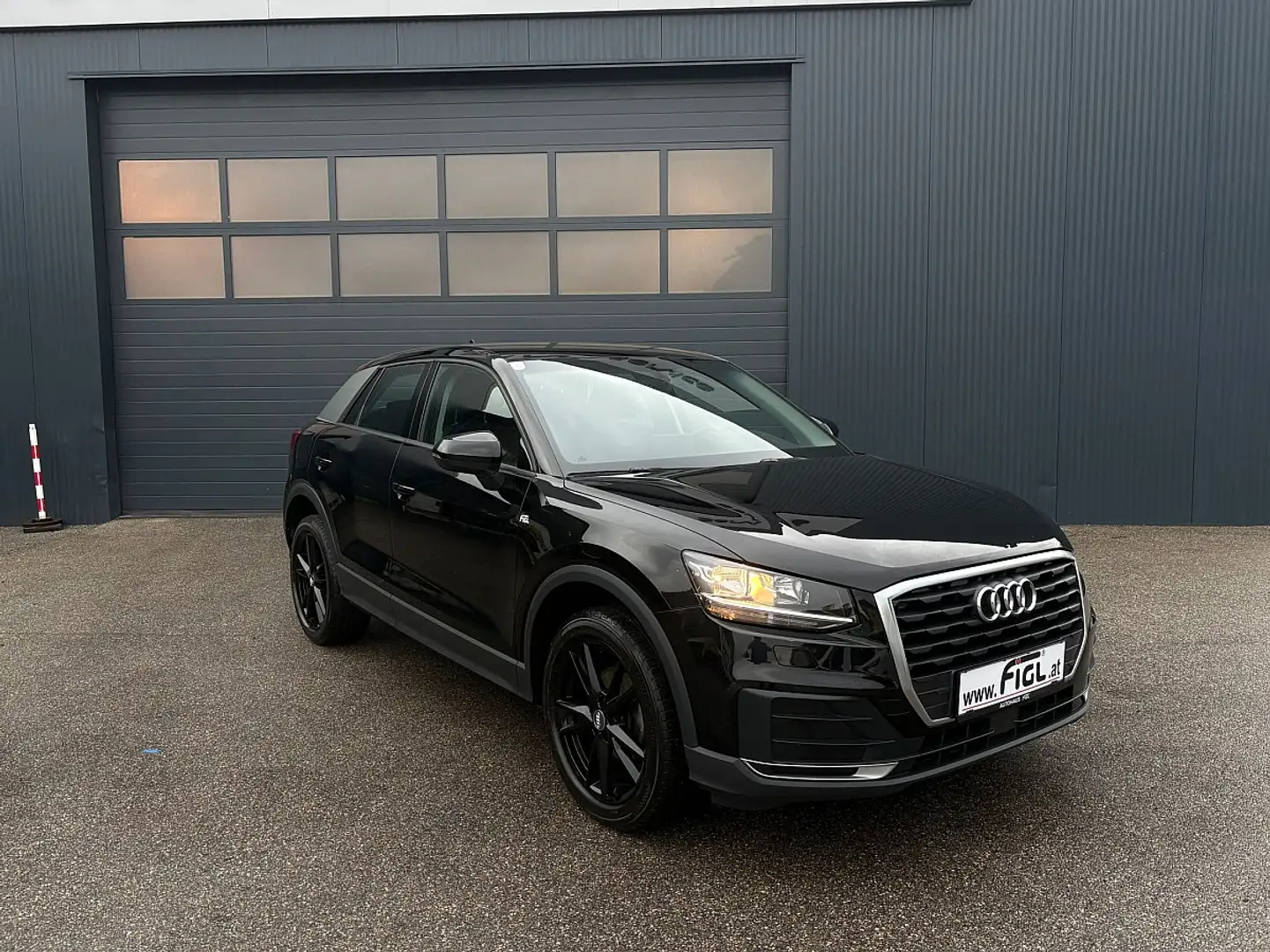 Audi Q2 30 TFSI Schwarz - 1