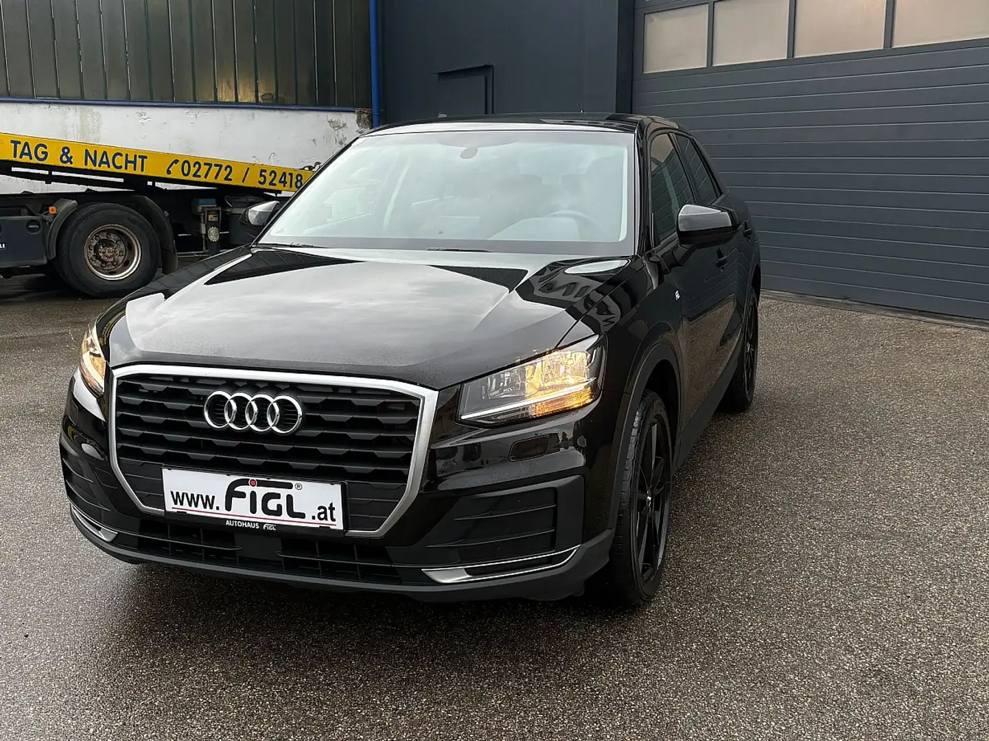 Audi Q2 30 TFSI Schwarz - 2