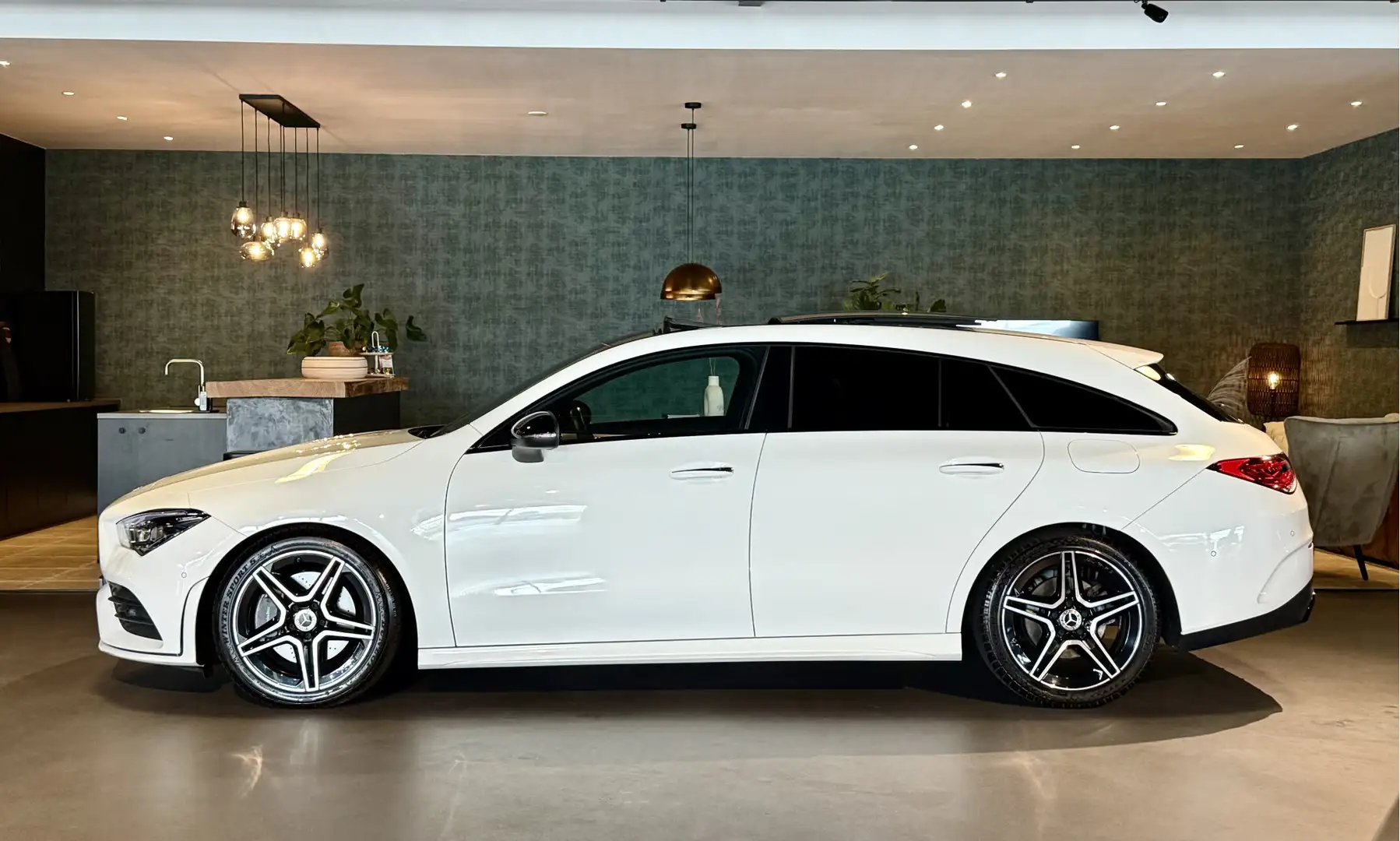 Mercedes-Benz CLA 200 Shooting Brake AMG I Pano I Camera I 2x Memory Weiß - 2